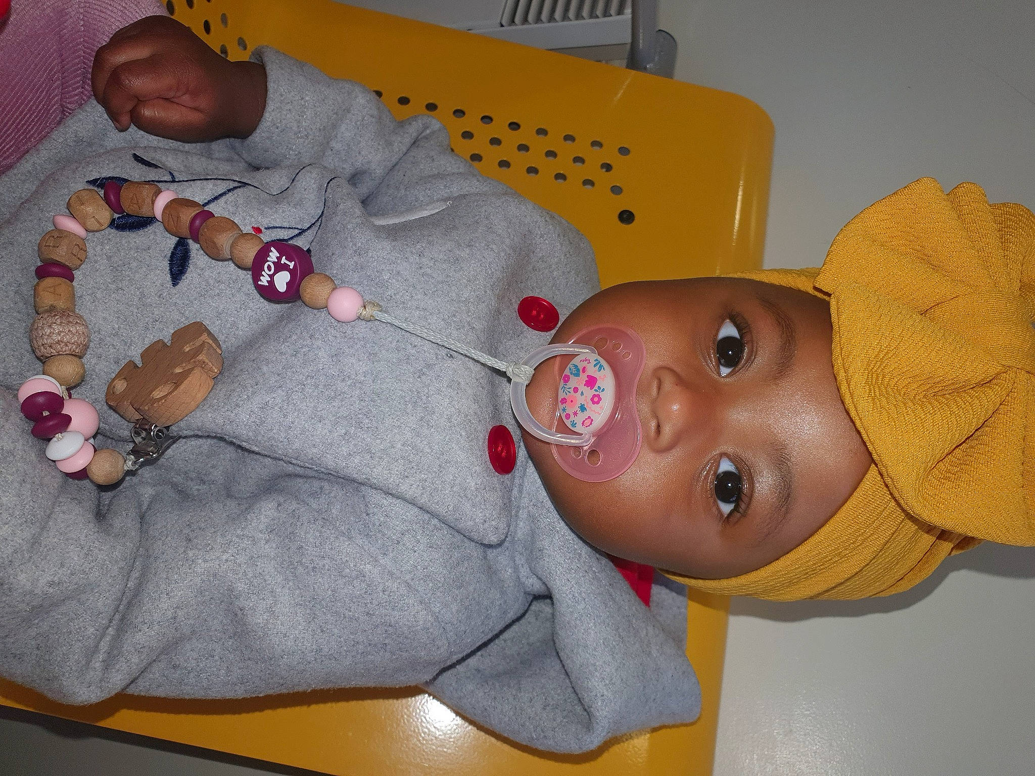 Ariane participe au concours pour gagner de l'argent avec cette photo : baby, baby_products, baby_toddler_clothing, baby_toys, bedtime, child, comfort, fun, hat, headwear, linens, mouth, person, product, room, skin, stuffed_toy, toddler, toy