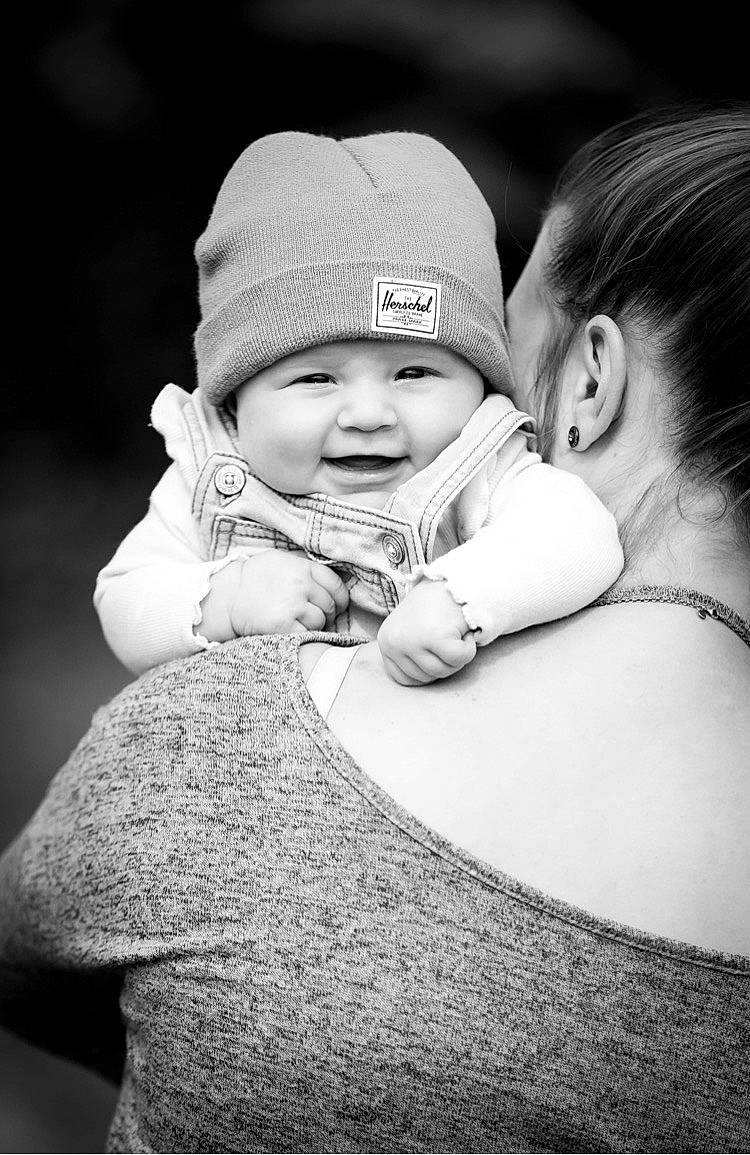 élodie participe au concours pour gagner de l'argent avec cette photo : arm, baby, black, black_and_white, cap, cheek, child, elbow, flash_photography, gesture, grass, hand, happy, headwear, monochrome, monochrome_photography, people_in_nature, person, skin, smile