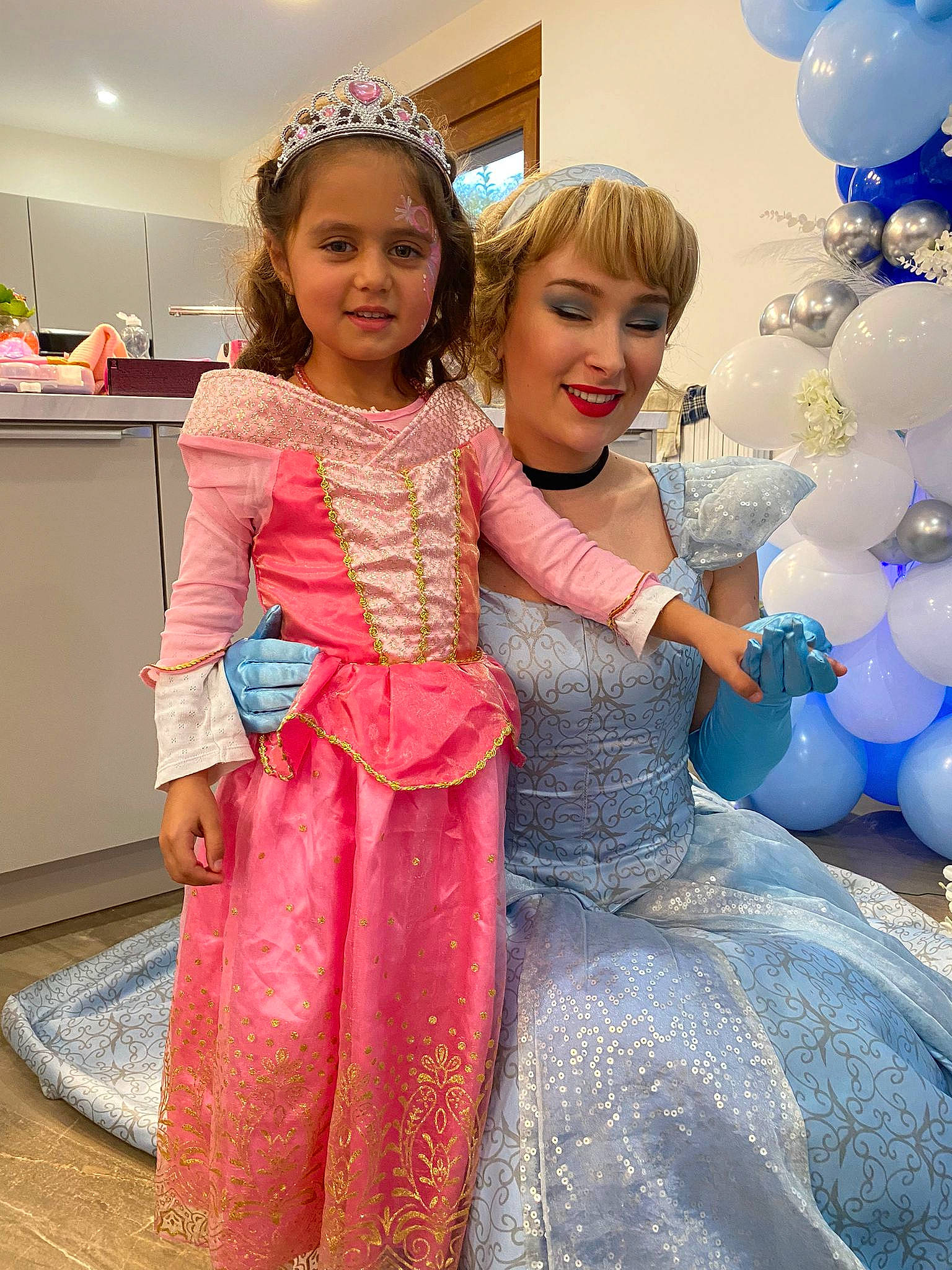 éva a rejoint le concours — aidez-le/la à gagner de superbes lots ! balloon, beauty, bridal_clothing, bridal_party_dress, child, dress, fashion, fashion_design, formal_wear, fun, gesture, gown, hair, hairstyle, happy, joy, one_piece_garment, person, pink, smile