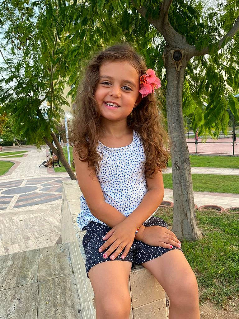 éva participe au concours pour gagner de l'argent avec cette photo : eye, face, fun, grass, happy, joy, knee, leg, leisure, lip, long_hair, people_in_nature, person, pink, plant, shorts, smile, summer, thigh, tree