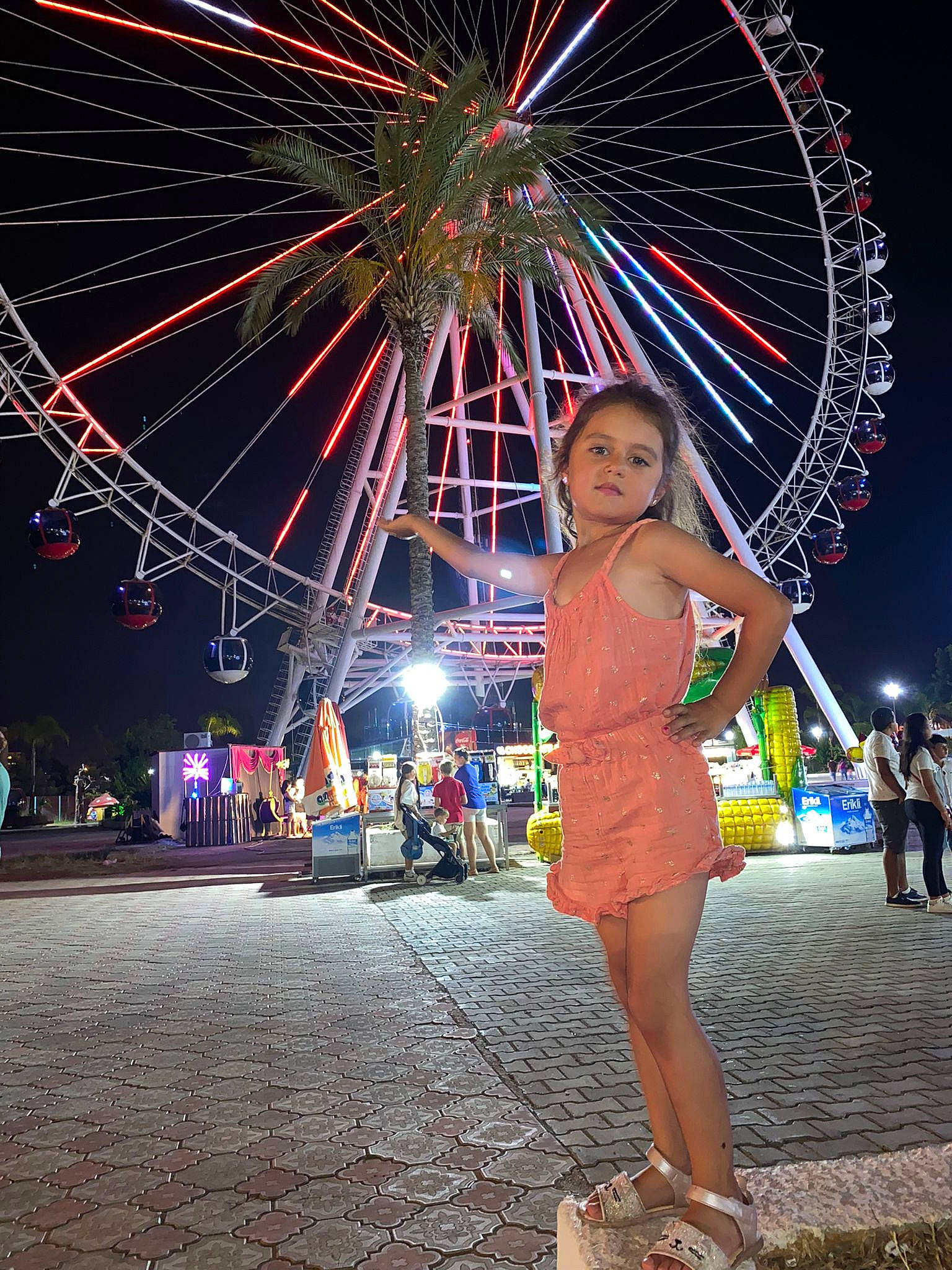 éva a rejoint le concours — aidez-le/la à gagner de superbes lots ! city, electric_blue, entertainment, event, ferris_wheel, flash_photography, fun, holiday, human_leg, leisure, light, midnight, neon, night, performing_arts, person, pink, recreation, sandal, sky