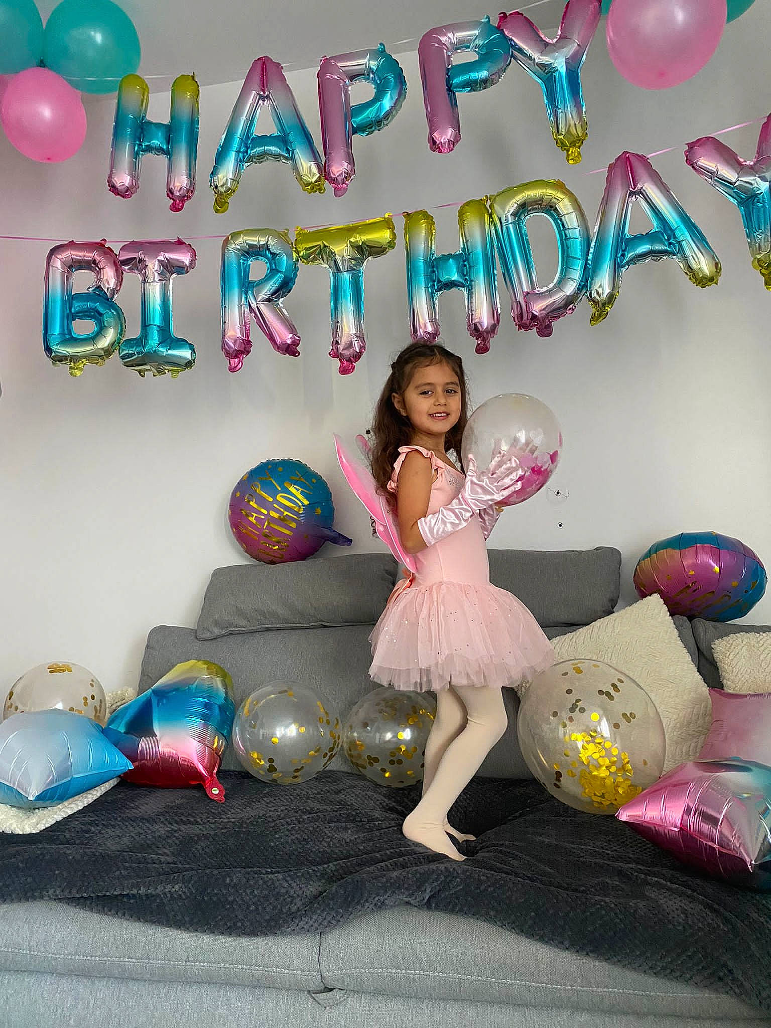 éva participe au concours pour gagner de l'argent avec cette photo : balloon, child, couch, design, event, facial_expression, font, fun, happy, holiday, joy, leisure, magenta, party, party_supply, person, pink, sitting, smile, sweetness