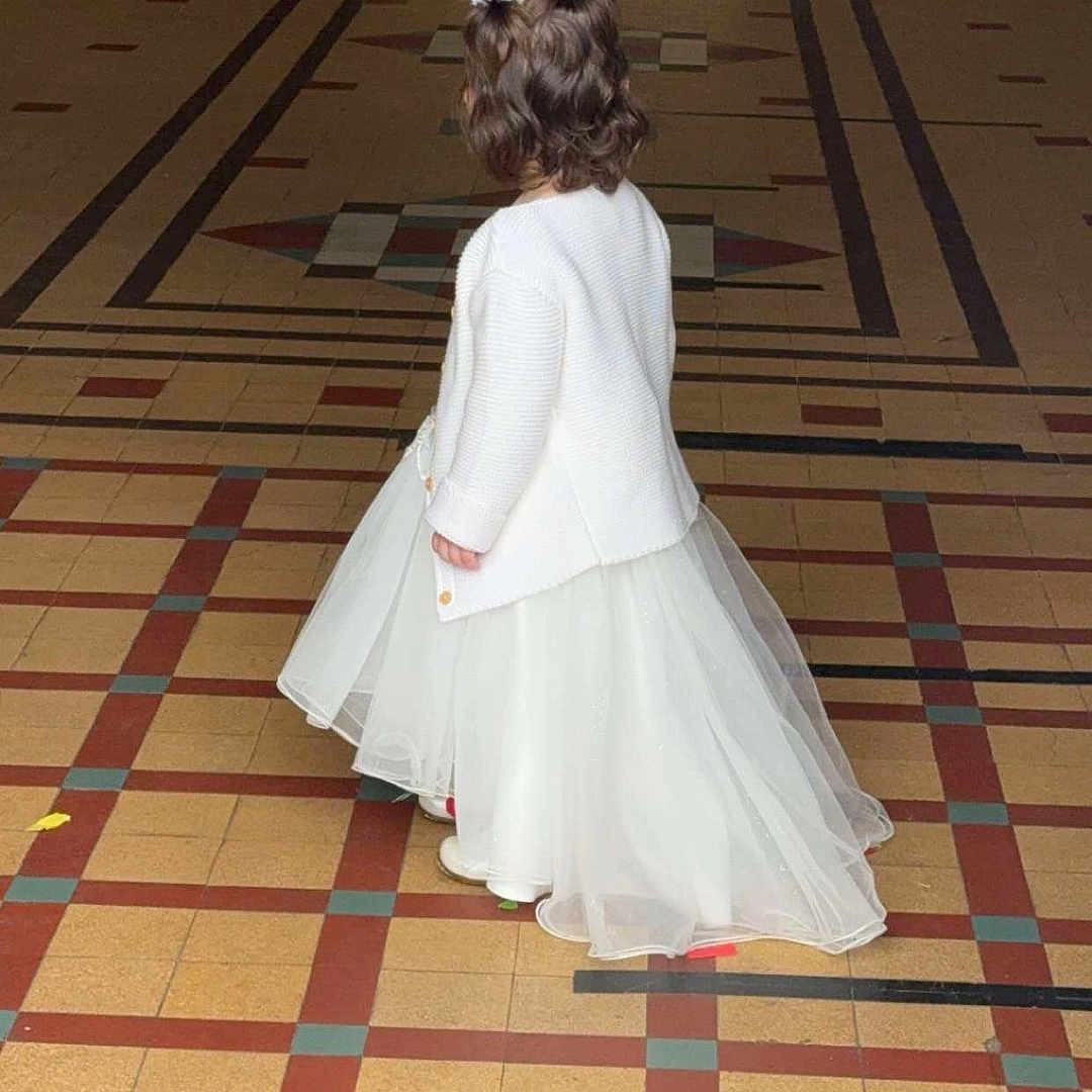 Louna participe au concours pour gagner de l'argent avec cette photo : animal, canine, child, clothing, dress, face, fashion, female, formalwear, girl, gown, head, lady, person, pet, photography, portrait, sitting, wedding, weddinggown
