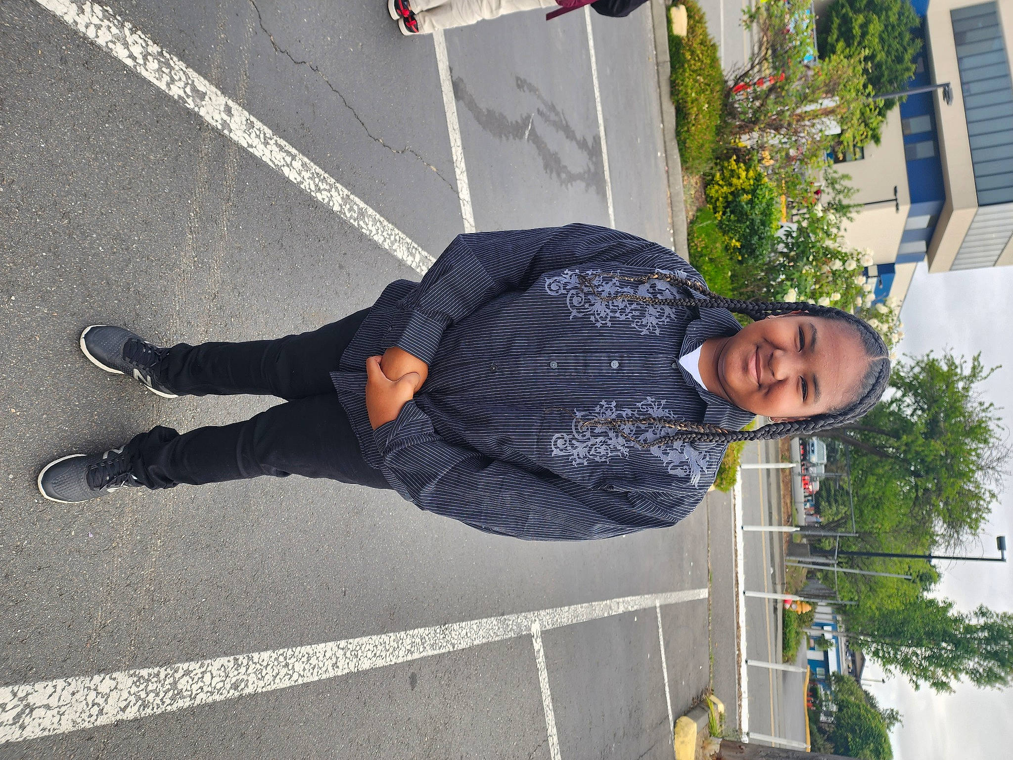 Kalyhan is registered to the contest to win money with this photo: asphalt, city, denim, eyewear, facade, flooring, fun, human_leg, joy, leisure, pedestrian, person, plant, road, road_surface, shadow, sidewalk, smile, street, thigh