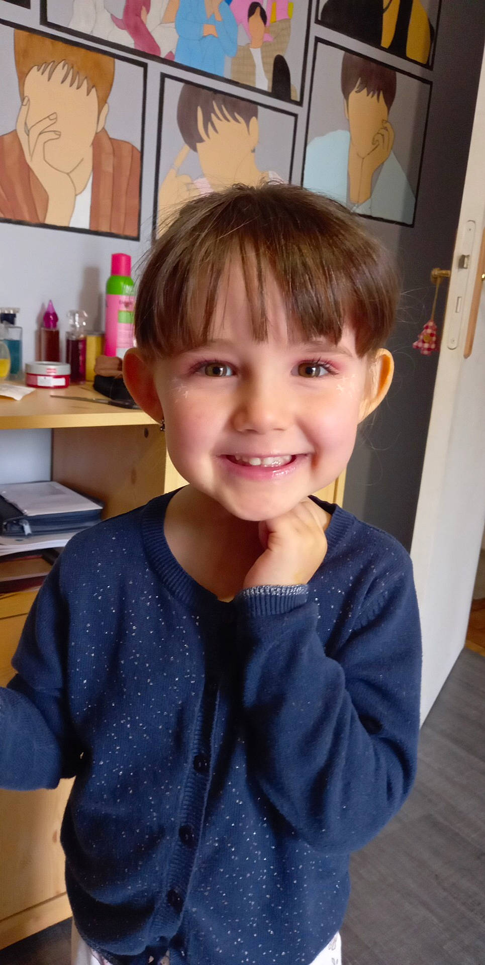 Lévana participe au concours pour gagner de l'argent avec cette photo : baby_toddler_clothing, bangs, cheek, child, dress_shirt, electric_blue, forehead, fun, hairstyle, happy, hime_cut, joy, pattern, person, picture_frame, room, sleeve, smile, t_shirt, table