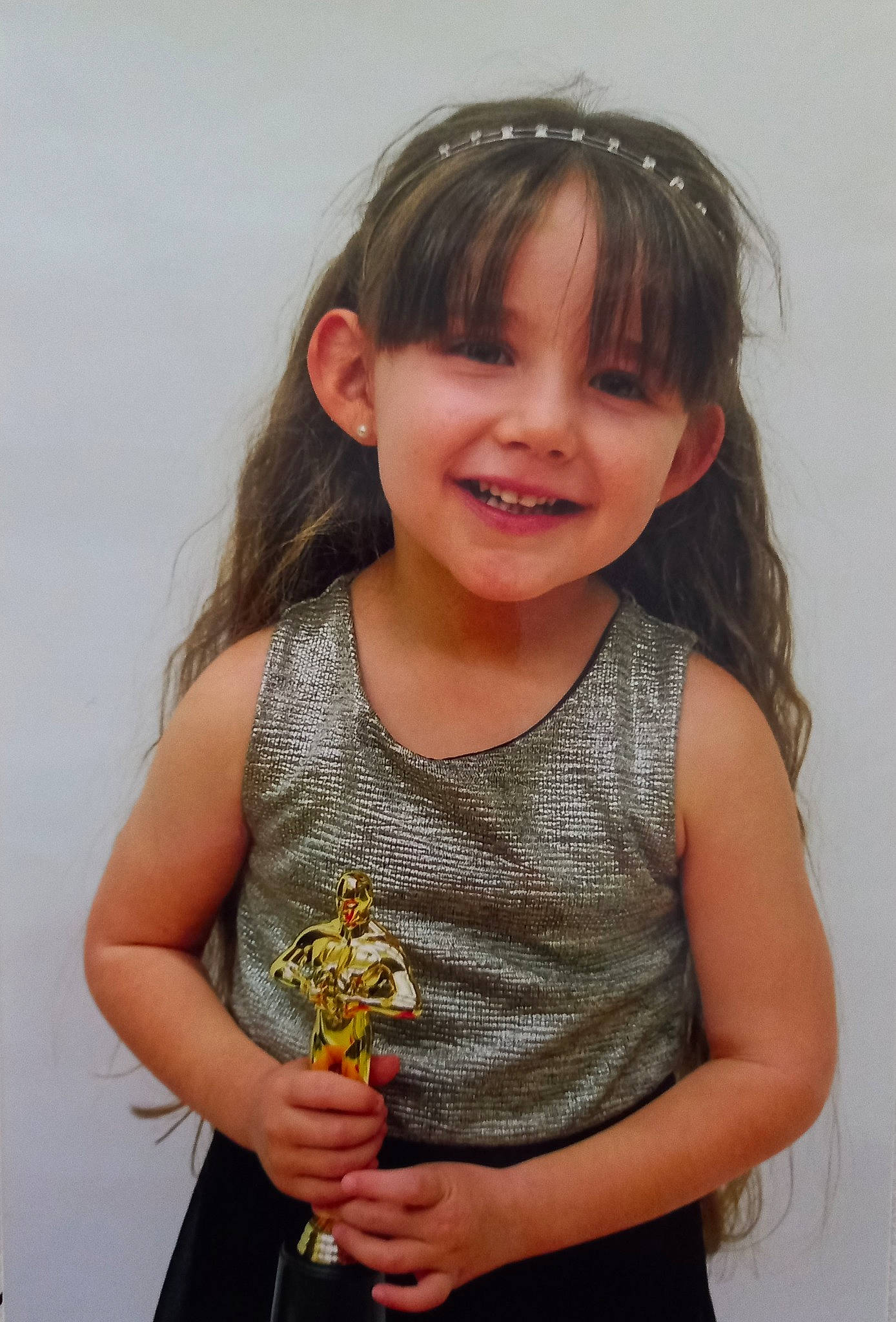 Lévana participe au concours pour gagner de l'argent avec cette photo : baby_toddler_clothing, beauty, blond, brown_hair, child, face, facial_expression, flash_photography, fun, gesture, happy, joy, long_hair, organ, person, sleeve, sleeveless_shirt, smile, standing, toddler