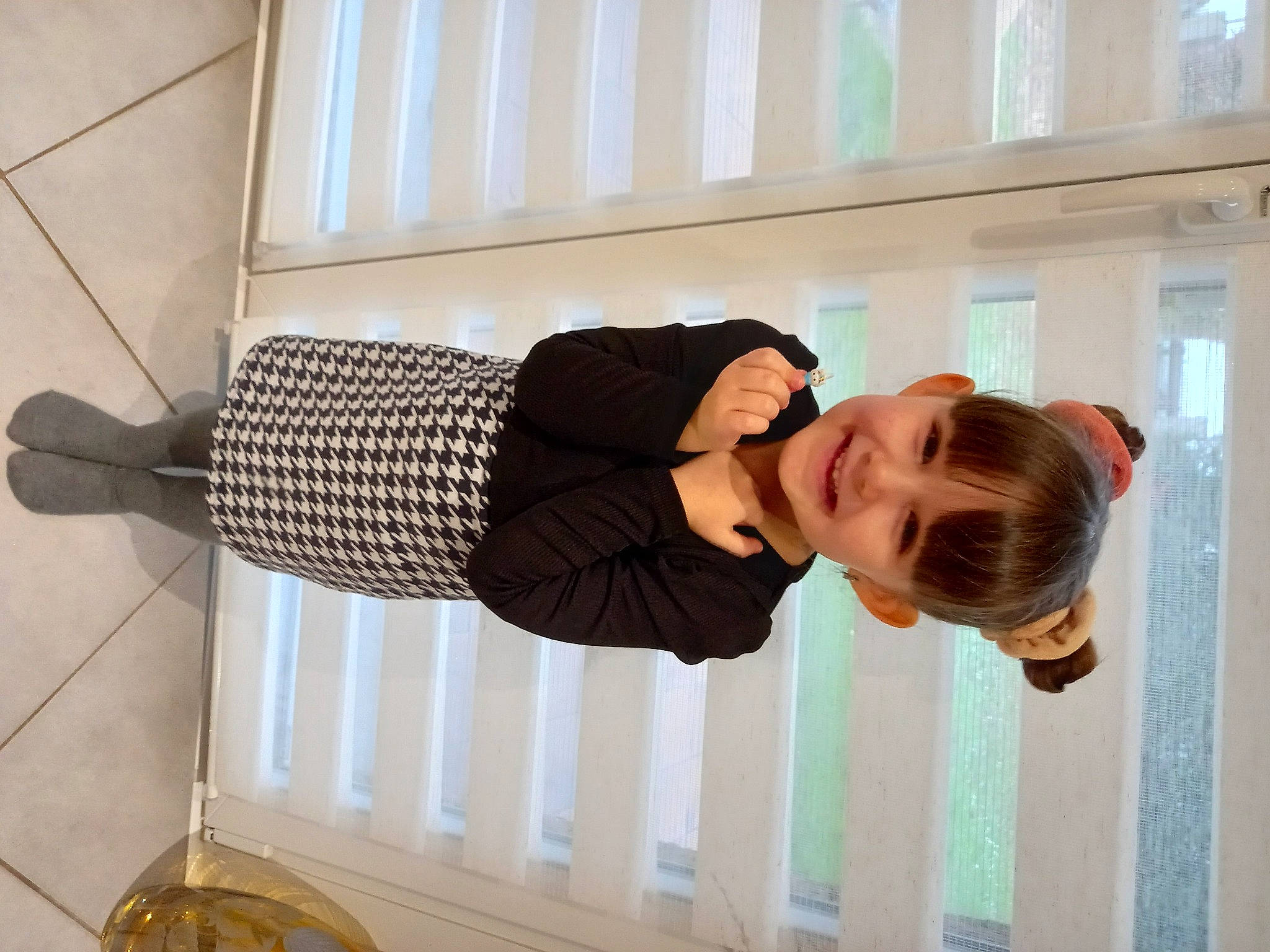 Lévana participe au concours pour gagner de l'argent avec cette photo : baby_safety, baby_toddler_clothing, comfort, elbow, fence, flooring, fun, happy, hardwood, human_leg, joy, knee, pattern, person, room, sleeve, smile, thigh, toddler, window