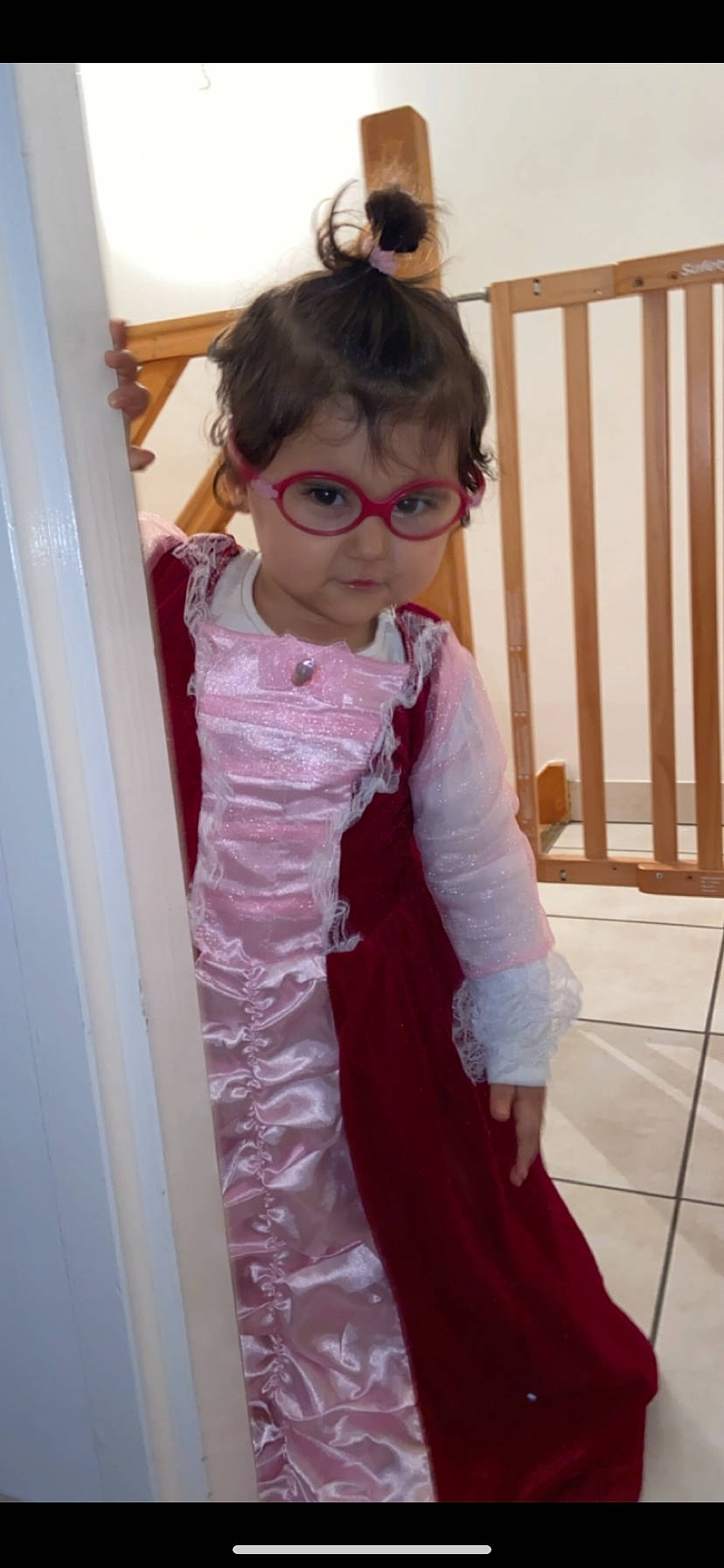 Mélinda a rejoint le concours — aidez-le/la à gagner de superbes lots ! baby, child, clothing, costume, dress, glasses, outerwear, person, pink, room, standing, textile, toddler