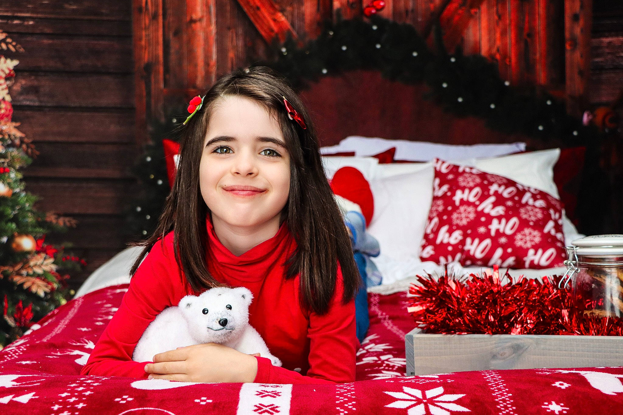 Zoe a rejoint le concours — aidez-le/la à gagner de superbes lots ! christmas, christmas_decoration, christmas_eve, christmas_ornament, christmas_tree, event, facial_expression, fawn, fur, happy, holiday, joy, lap, ornament, pattern, person, red, sitting, smile, toy