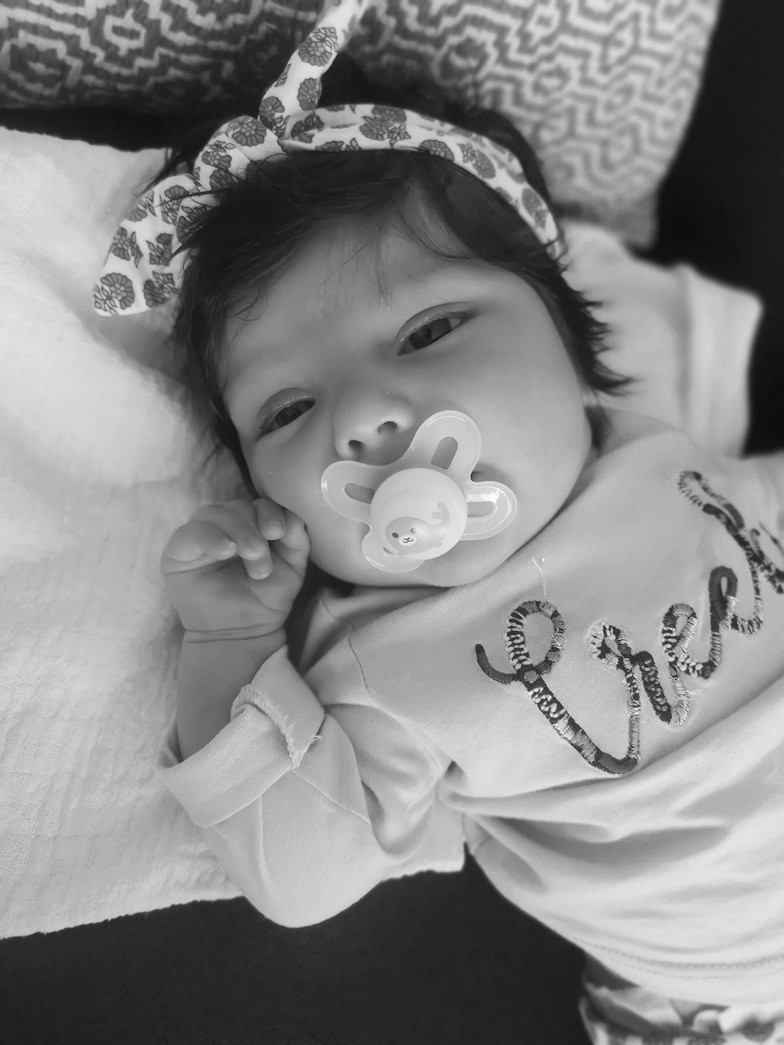 Alix participe au concours pour gagner de l'argent avec cette photo : baby, baby_toddler_clothing, black, black_and_white, cheek, comfort, eye, eyebrow, eyelash, finger, flash_photography, gesture, happy, headgear, iris, lip, person, photograph, skin, style