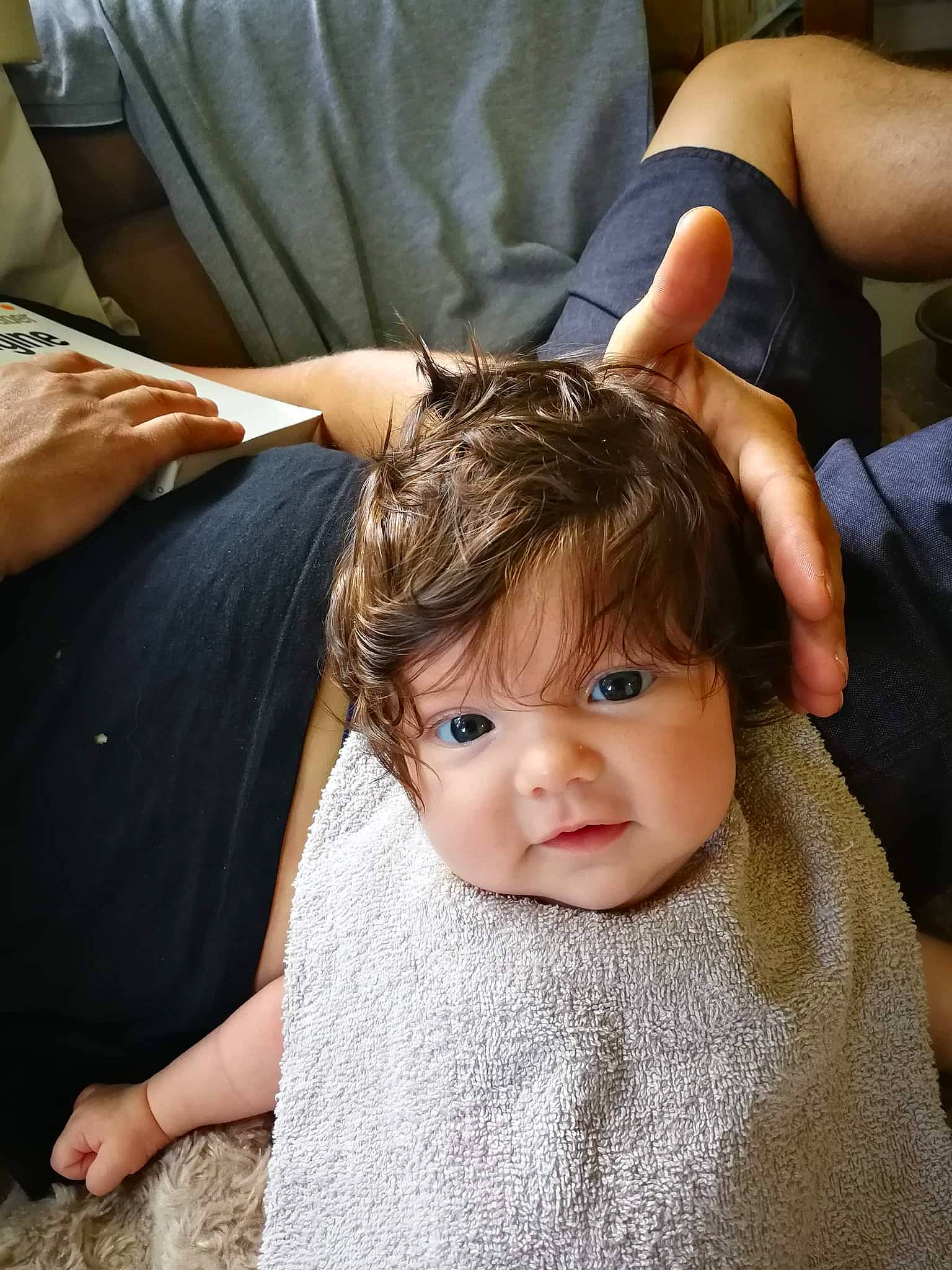 Alix a rejoint le concours — aidez-le/la à gagner de superbes lots ! baby, baby_toddler_clothing, cheek, child, event, eyelash, finger, fun, gesture, hairstyle, happy, joint, neck, people, person, shoulder, sitting, skin, thumb, toddler