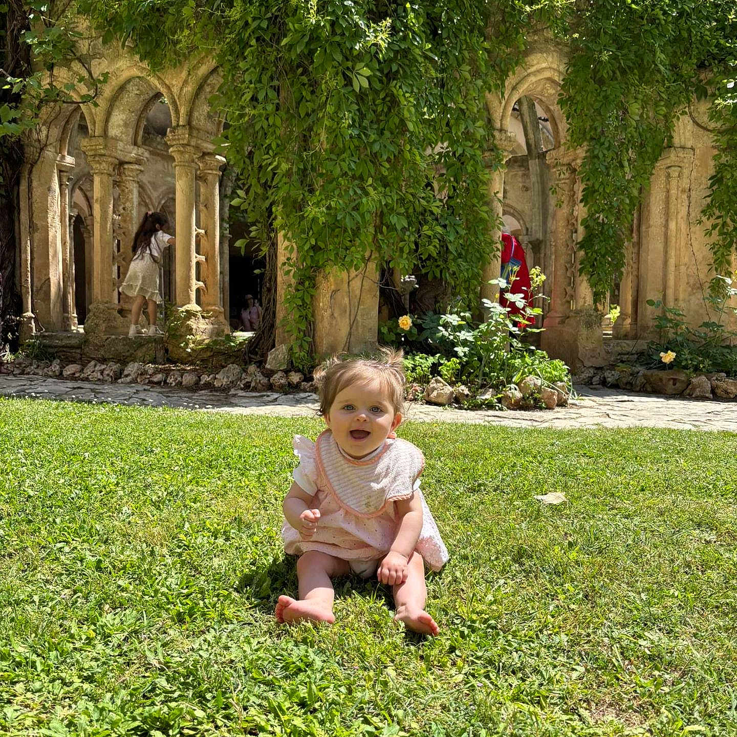 Milady participe au concours pour gagner de l'argent avec cette photo : ancient_structure, architecture, baby, child, daylight, exploration, garden, grass, greenery, happy, historic, nature, outdoor, person, plants, playful, smiling, stone_arches, sunlight, toddler