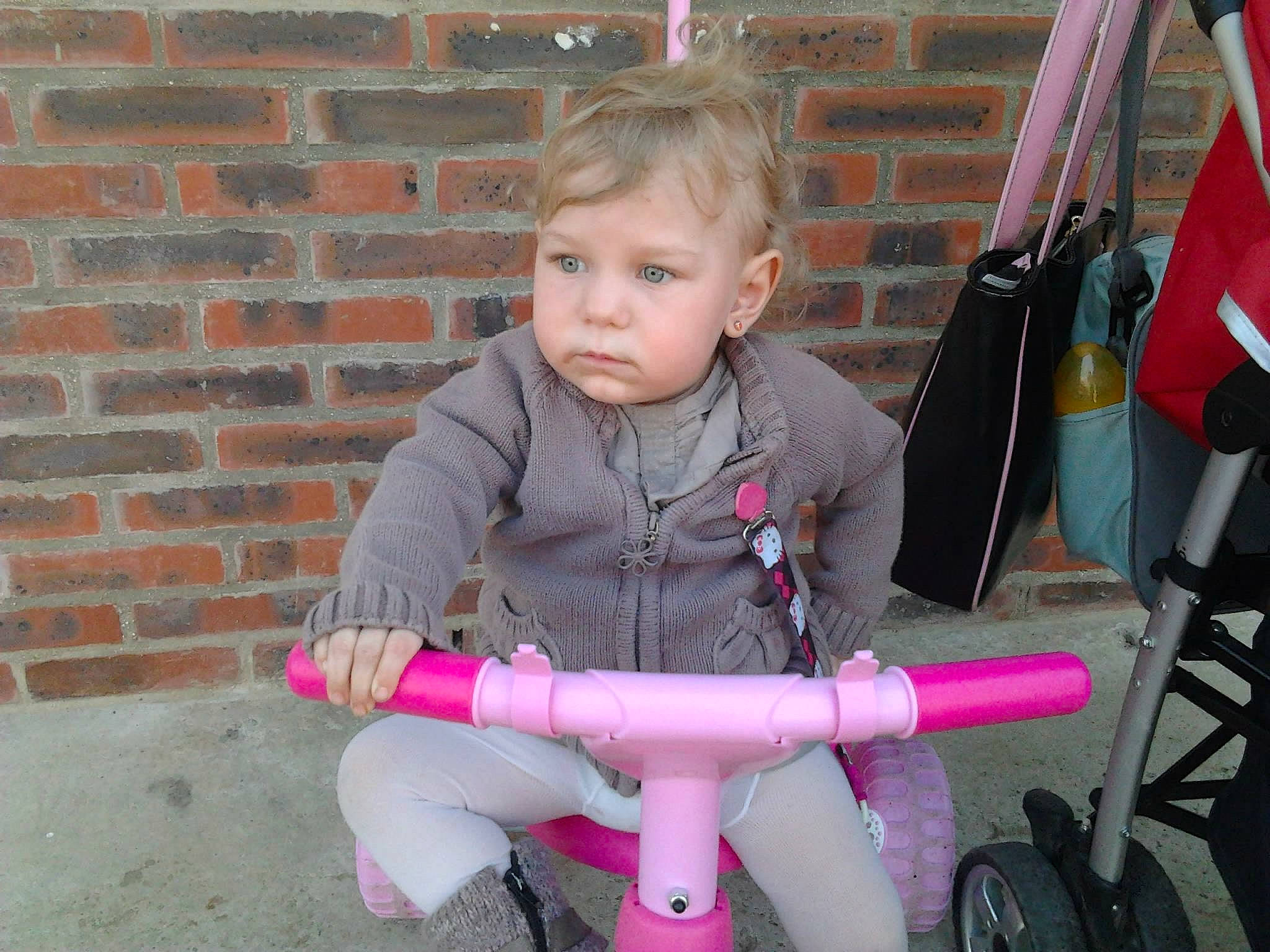 Léa a rejoint le concours — aidez-le/la à gagner de superbes lots ! bicycle, bicycle_accessory, bicycle_frame, bicycle_handlebar, bicycle_part, bicycle_wheel, child, person, pink, product, toddler, vehicle