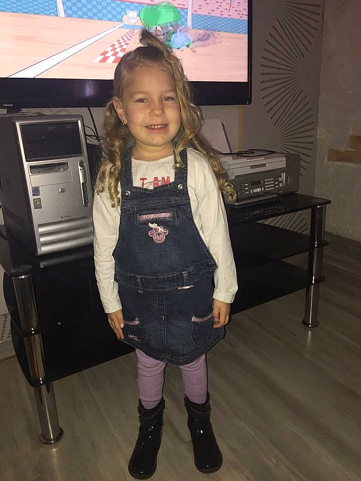 Léa participe au concours pour gagner de l'argent avec cette photo : child, joy, person, standing