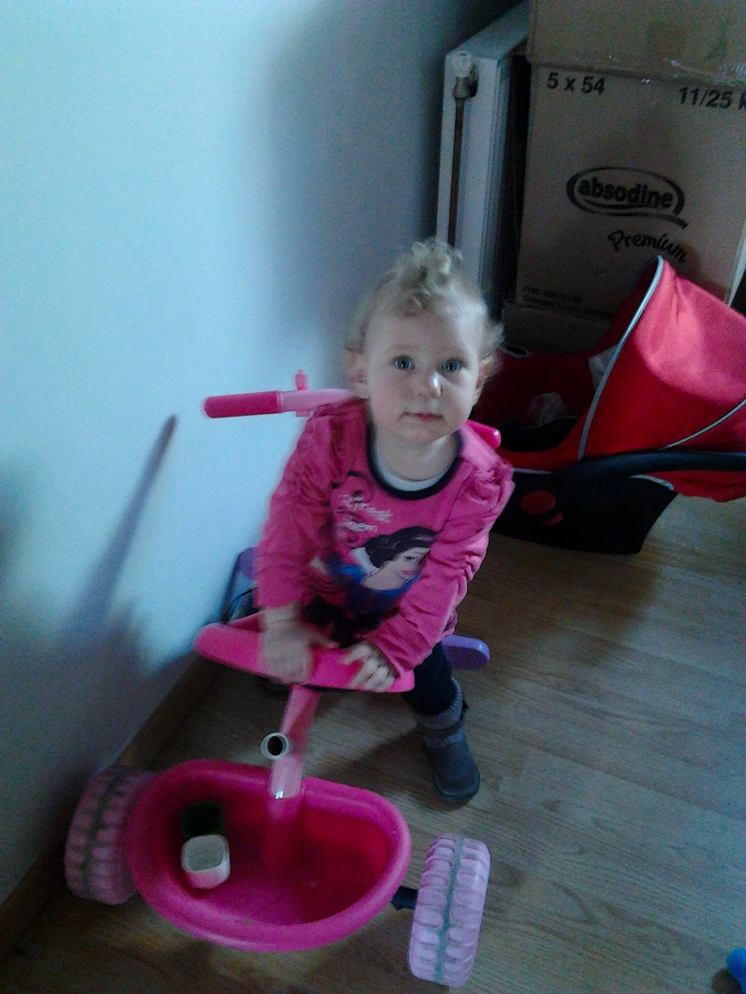 Léa a rejoint le concours — aidez-le/la à gagner de superbes lots ! child, fun, person, pink, play, toddler, vacation