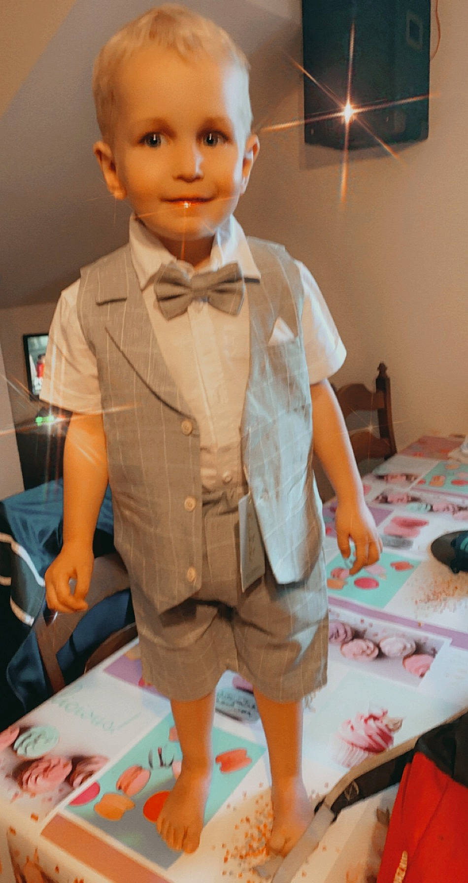 Liam a rejoint le concours — aidez-le/la à gagner de superbes lots ! bow_tie, child, formal_wear, joy, outerwear, paper, person, suit, tie, tuxedo