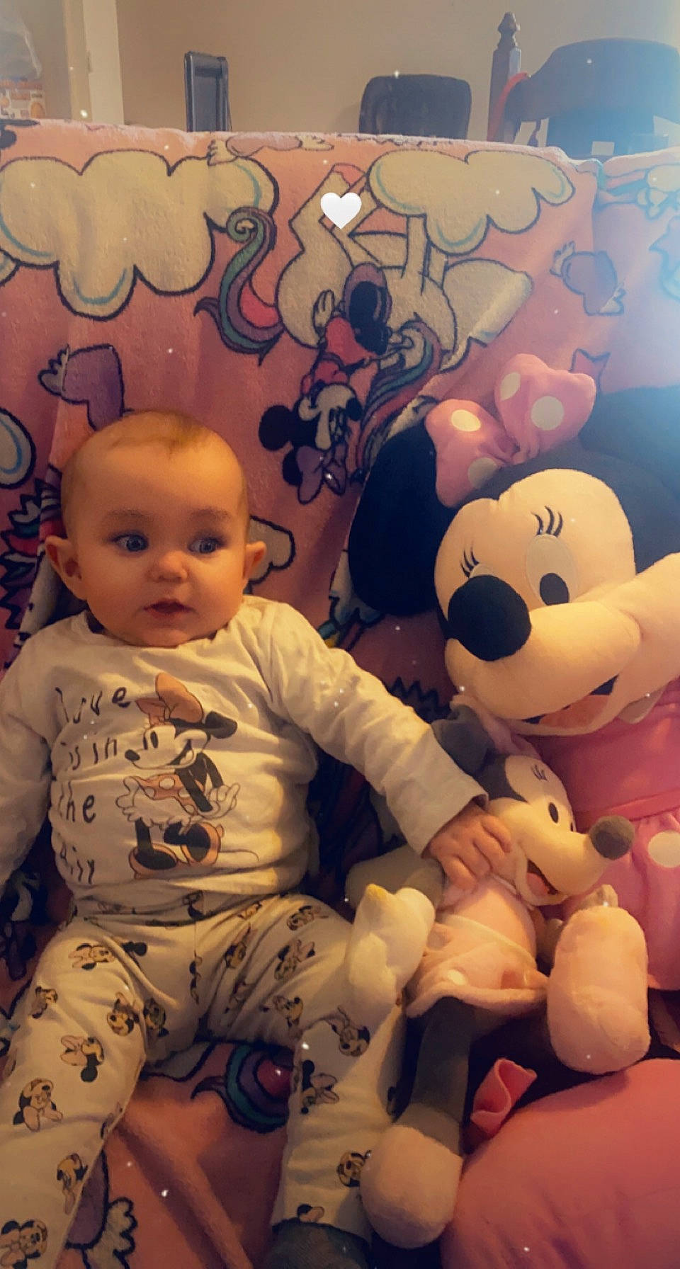 Yliana participe au concours pour gagner de l'argent avec cette photo : baby, baby_toddler_clothing, cheek, child, comfort, foot, fun, fur, happy, linens, person, plush, room, sitting, skin, sleeve, stuffed_toy, teddy_bear, textile, toddler