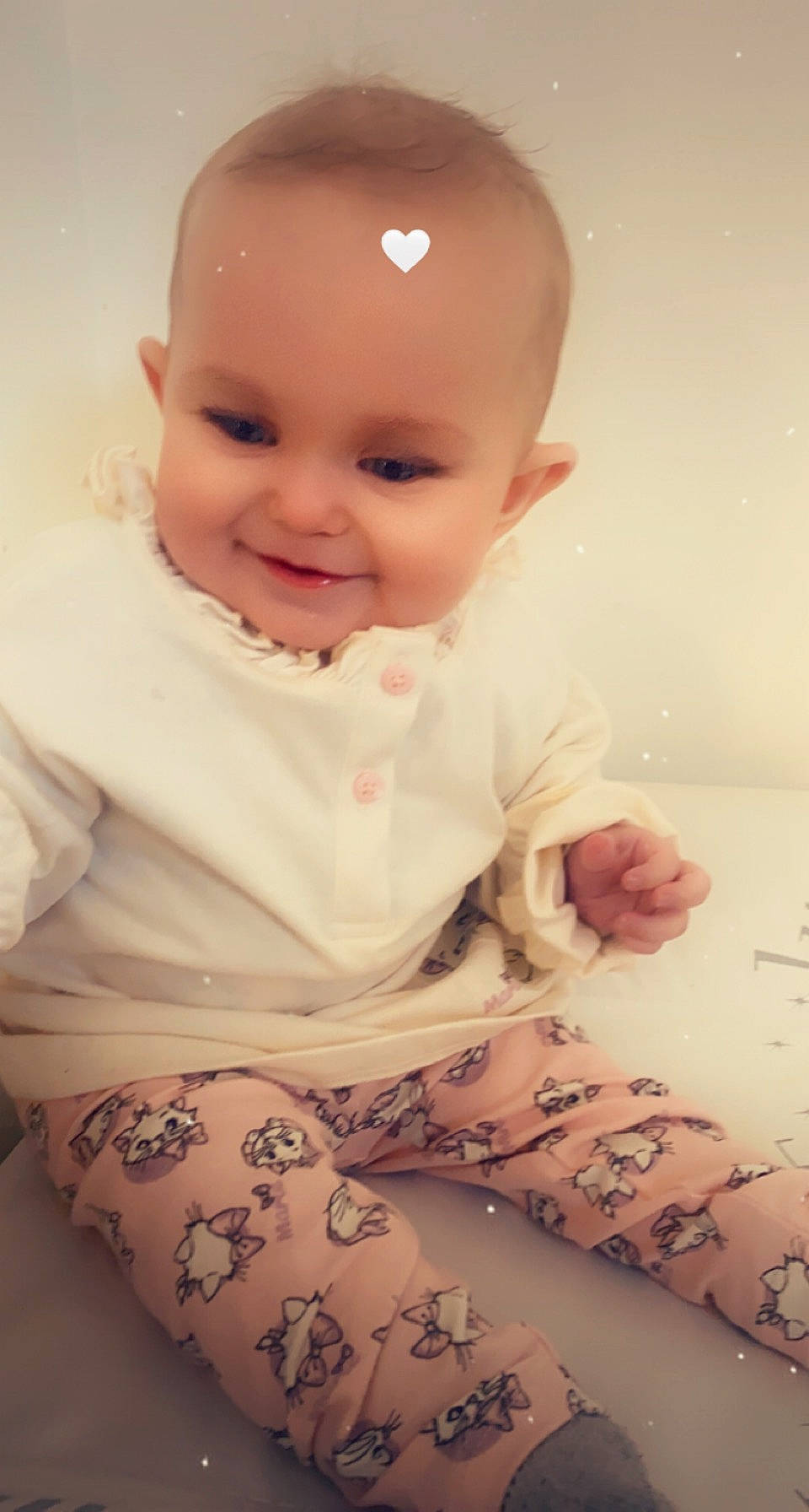 Yliana a rejoint le concours — aidez-le/la à gagner de superbes lots ! arm, baby, baby_toddler_clothing, cheek, comfort, dress, eye, face, facial_expression, finger, happy, head, iris, joy, lip, mouth, nose, person, pink, skin