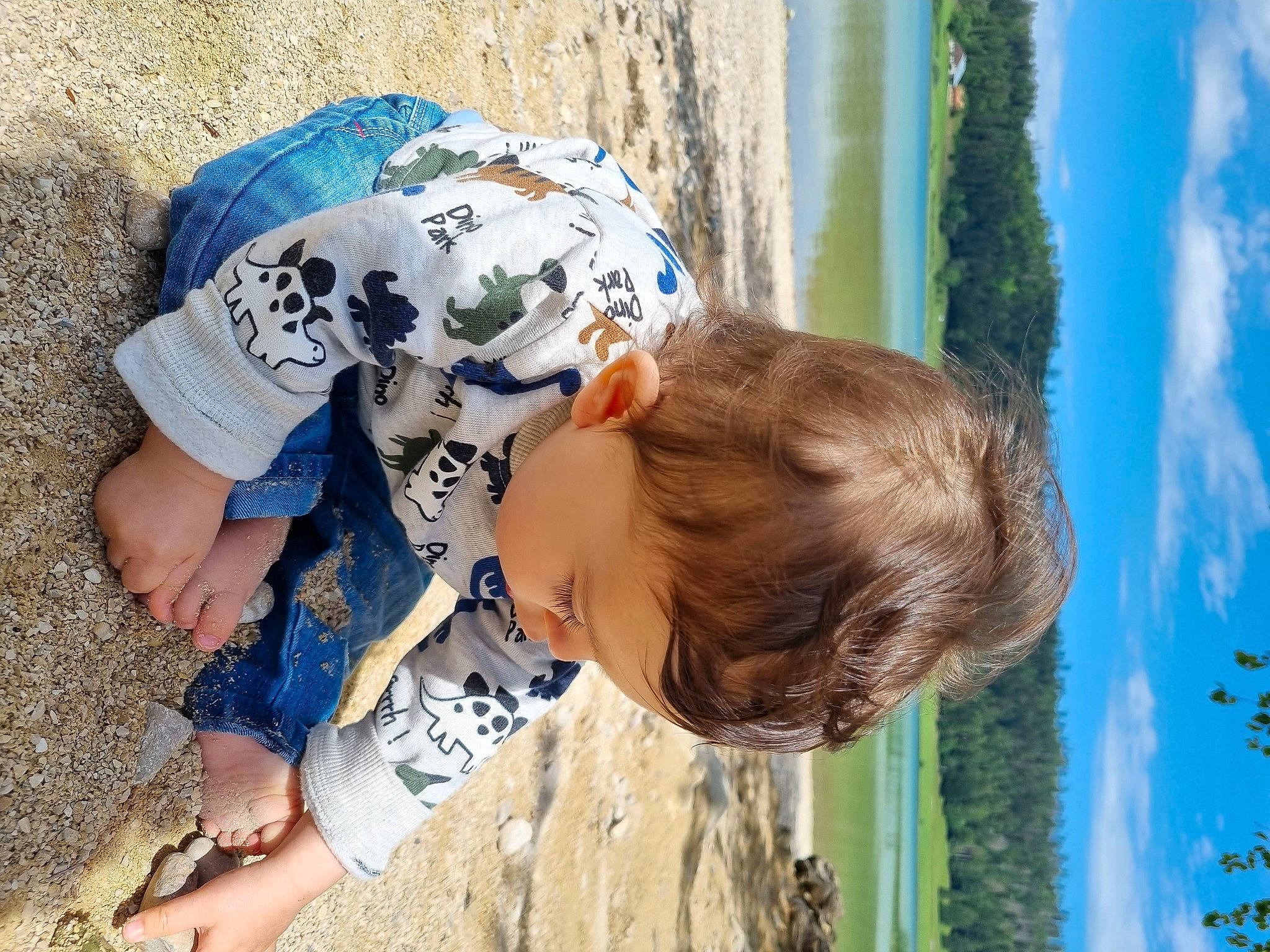 Lenny a rejoint le concours — aidez-le/la à gagner de superbes lots ! blue, child, cloud, fun, grass, happy, leisure, pattern, people_in_nature, person, plant, play, recreation, rock, sitting, sky, soil, t_shirt, toddler, tree