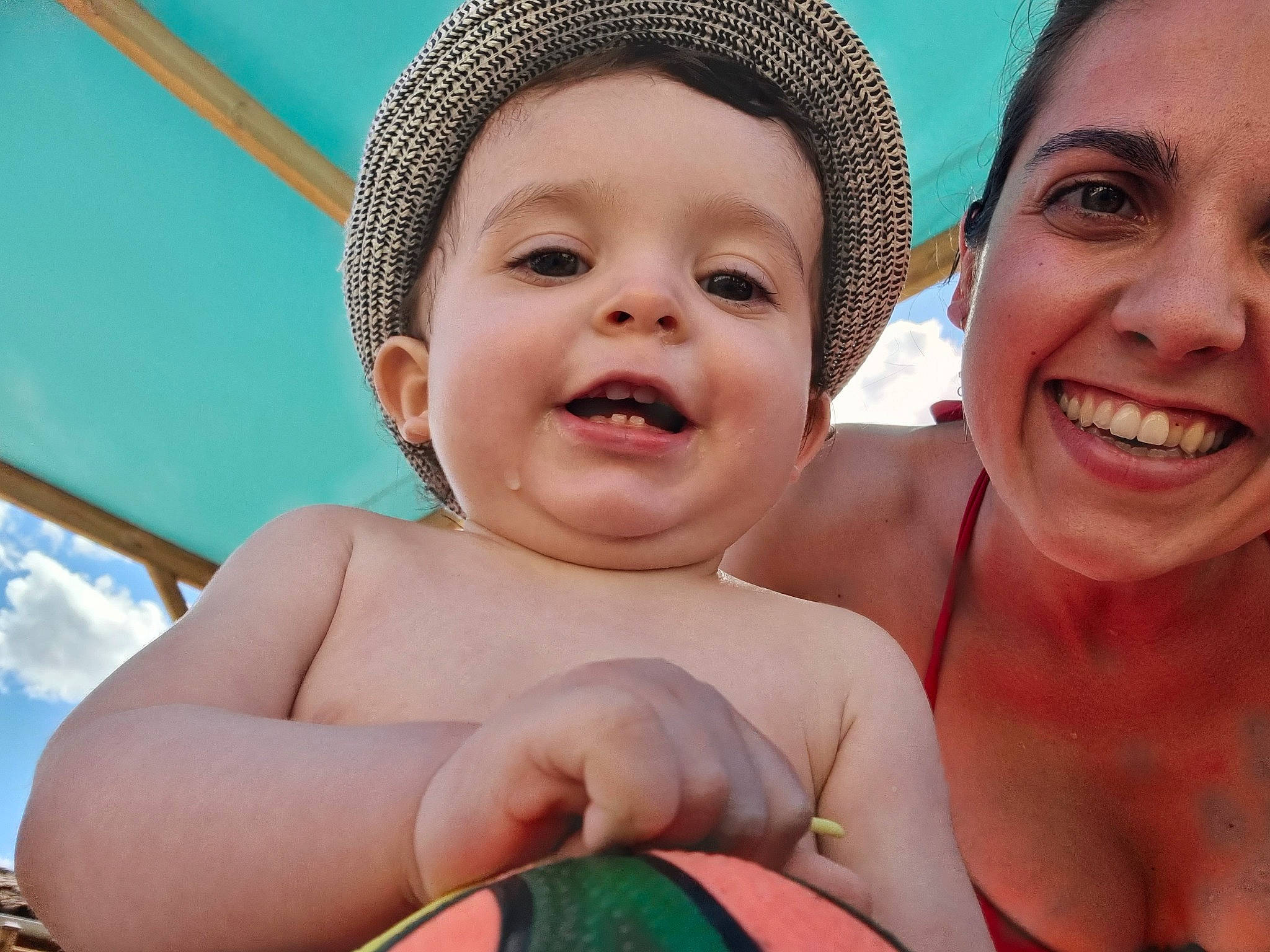 Lenny a rejoint le concours — aidez-le/la à gagner de superbes lots ! baby, cheek, face, facial_expression, fun, gesture, happy, head, iris, joy, leisure, lip, mouth, nose, organ, people_in_nature, person, photograph, skin, smile