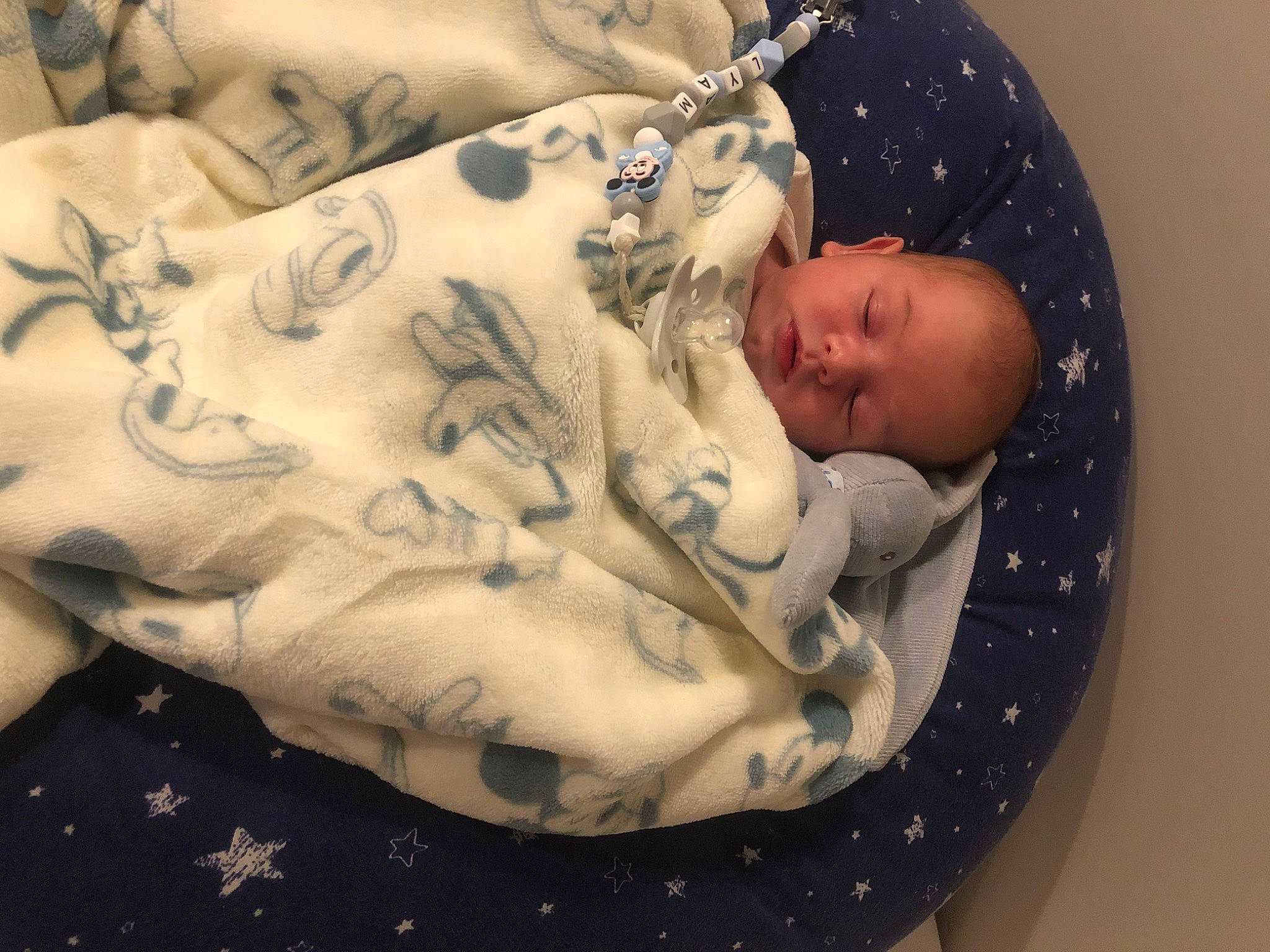 Lyam participe au concours pour gagner de l'argent avec cette photo : arm, baby, baby_sleeping, baby_toddler_clothing, child, close_up, comfort, eye, finger, gesture, hand, headgear, human_body, linens, mouth, nail, pattern, person, skin, textile