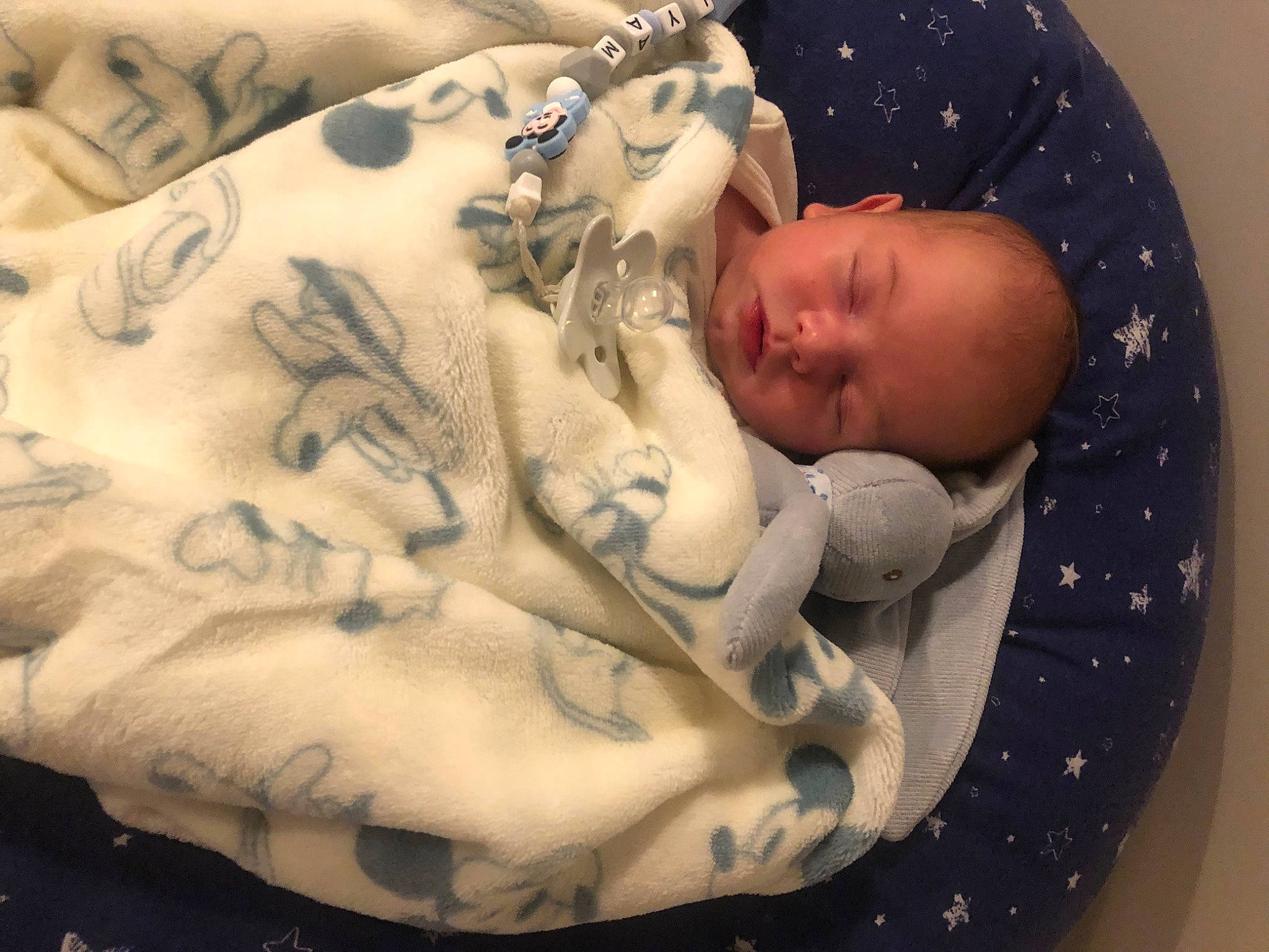 Lyam a rejoint le concours — aidez-le/la à gagner de superbes lots ! abdomen, arm, baby, baby_sleeping, baby_toddler_clothing, chest, child, close_up, comfort, dress, finger, hand, human_body, leg, linens, mouth, nail, person, skin, toddler