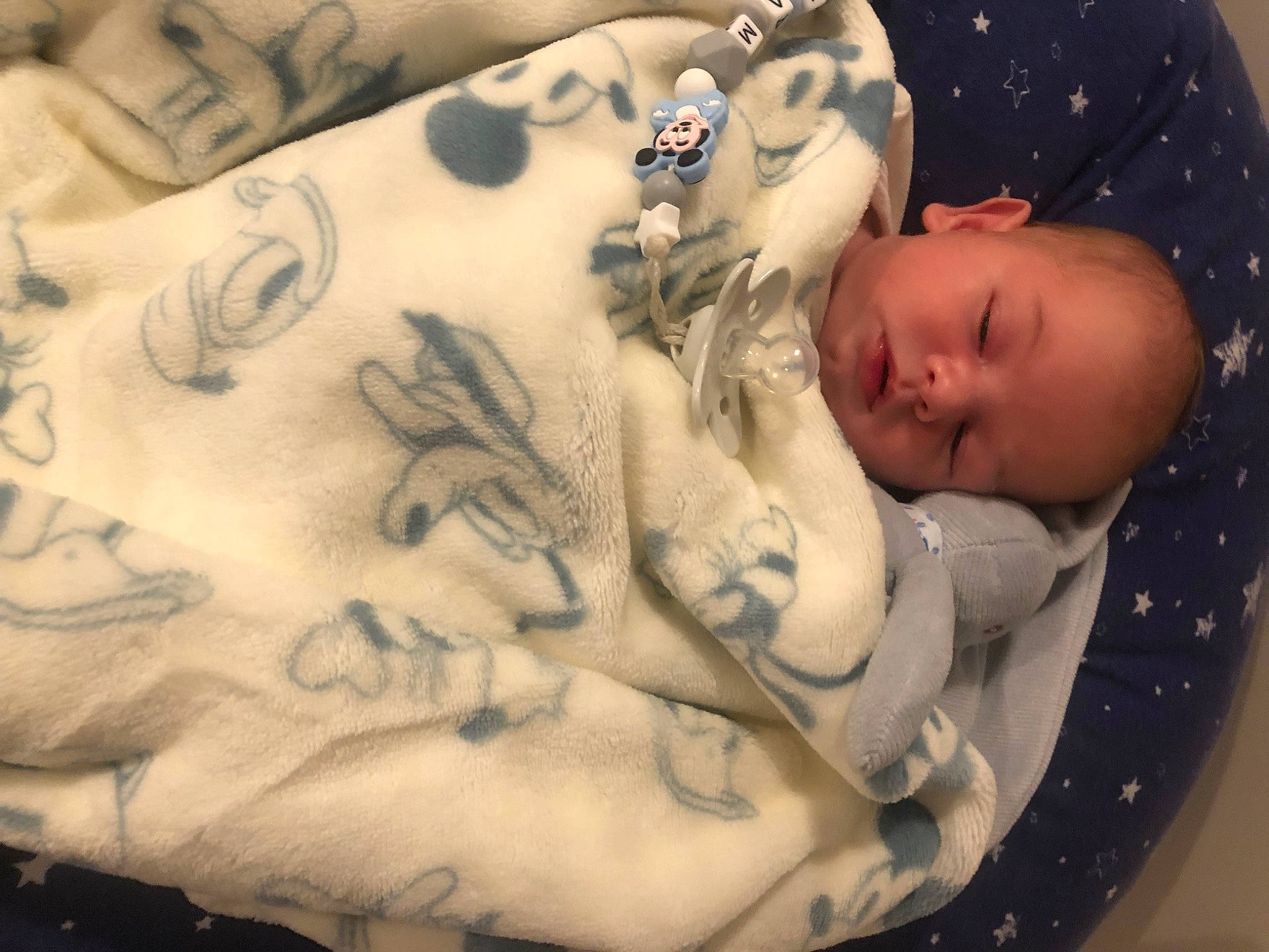 Lyam participe au concours pour gagner de l'argent avec cette photo : arm, baby, baby_safety, baby_sleeping, baby_toddler_clothing, chest, comfort, elbow, eye, finger, hand, human_body, human_leg, linens, pattern, person, skin, tattoo, temporary_tattoo, toddler