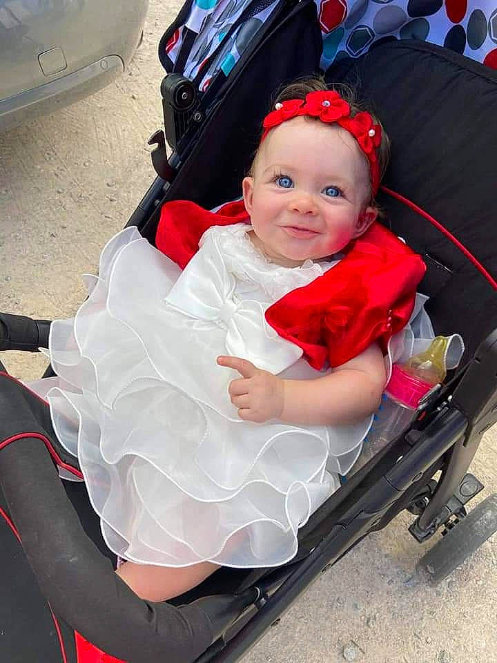 Jayna a rejoint le concours — aidez-le/la à gagner de superbes lots ! auto_part, automotive_wheel_system, baby, baby_carriage, baby_products, baby_toddler_clothing, child, comfort, eye, goggles, happy, headwear, joy, motor_vehicle, person, pink, plant, skin, smile, sunglasses