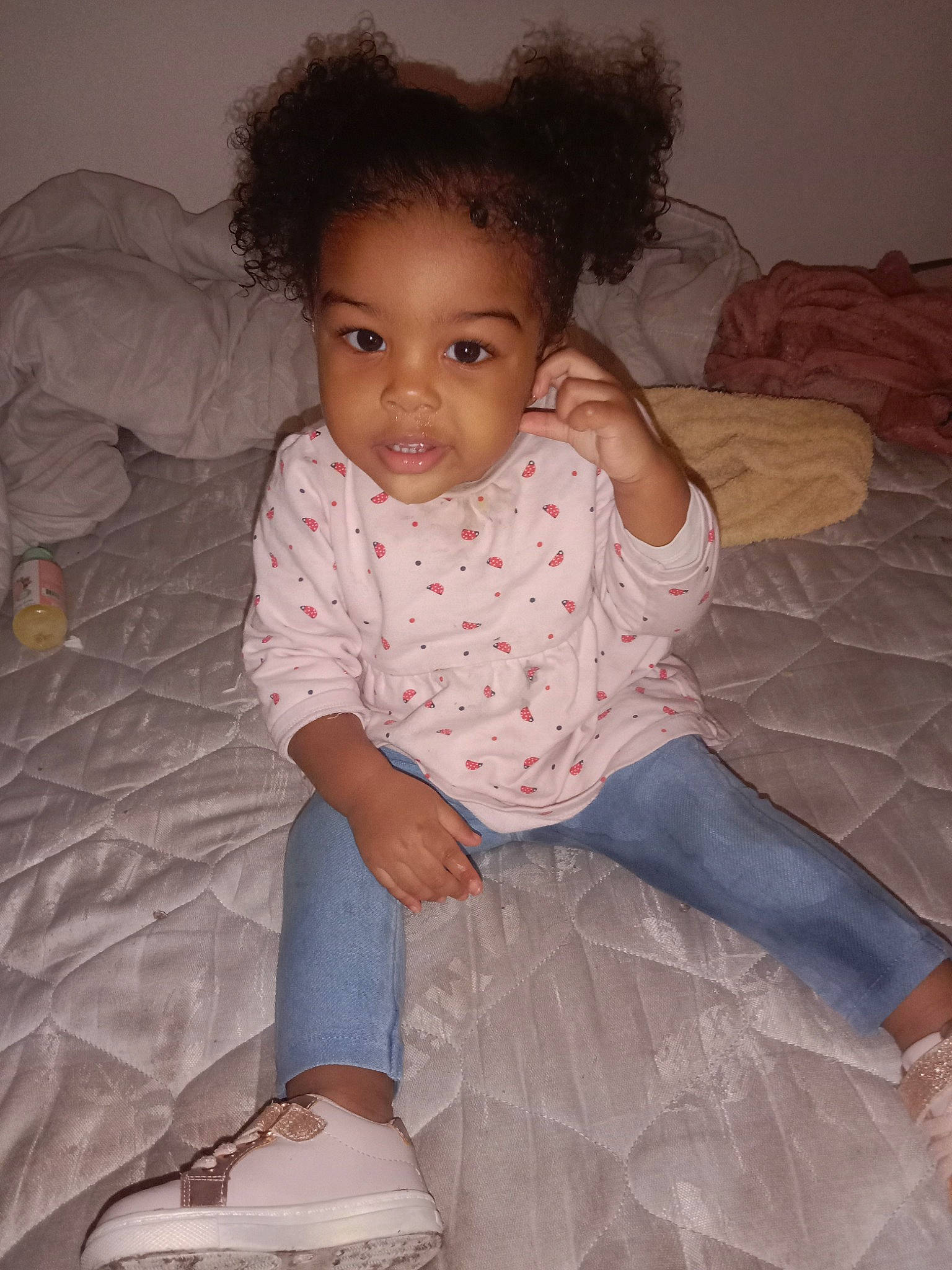 Kelhia participe au concours pour gagner de l'argent avec cette photo : baby_toddler_clothing, black_hair, cheek, comfort, eye, finger, flooring, fun, hairstyle, head, lap, leg, mouth, nose, person, skin, sleeve, textile, thigh, toddler