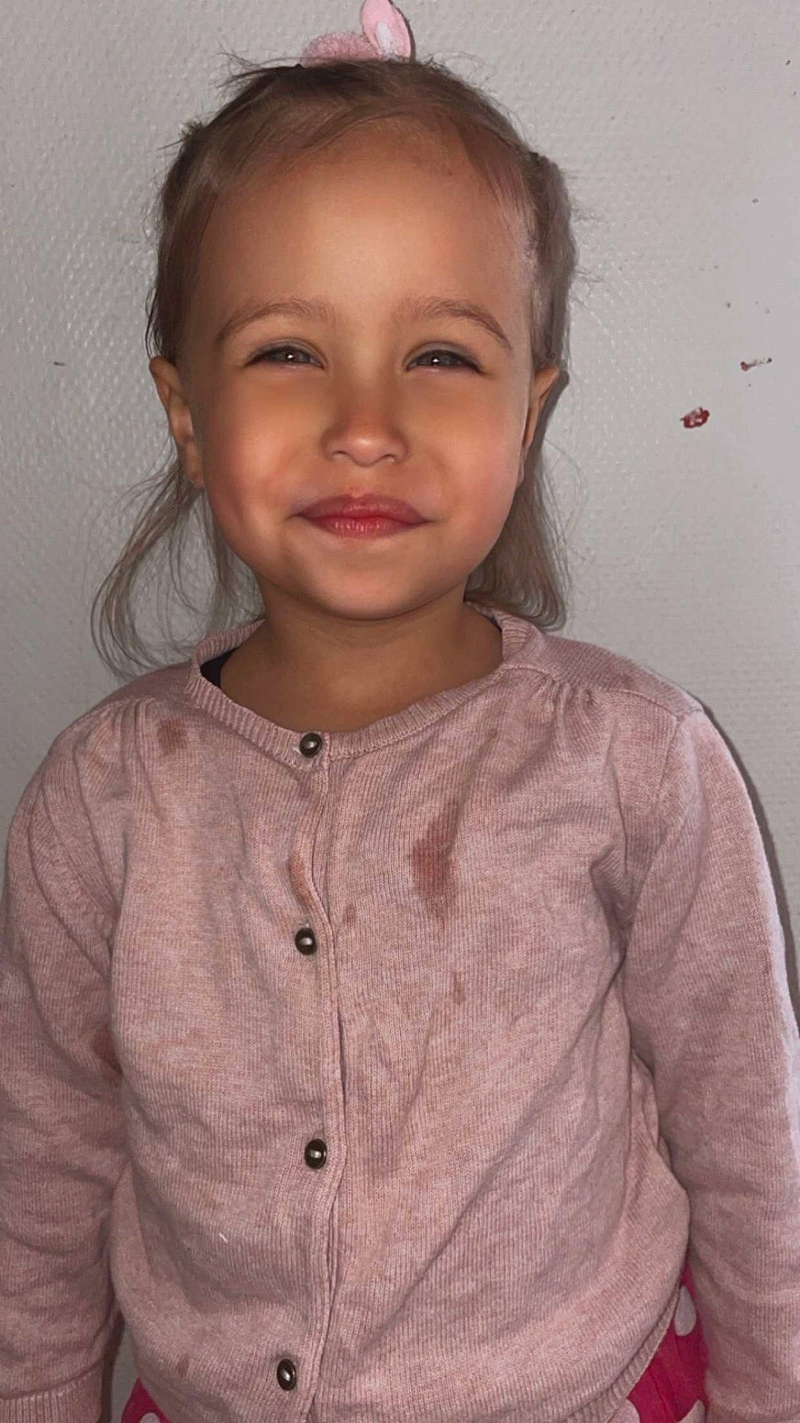 Ruby participe au concours pour gagner de l'argent avec cette photo : cheek, chin, dress_shirt, eye, eyelash, forehead, hair, happy, head, human_body, iris, joy, lip, neck, nose, organ, person, skin, sleeve, smile