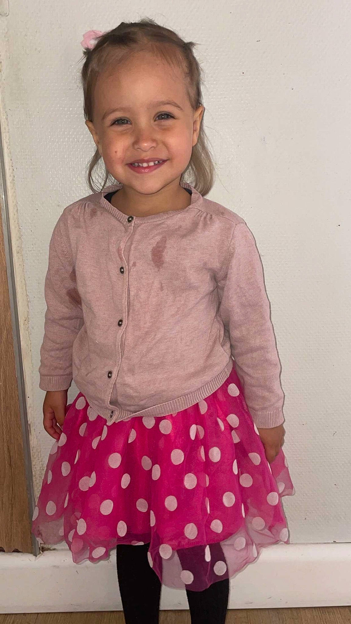 Ruby participe au concours pour gagner de l'argent avec cette photo : arm, baby_toddler_clothing, child, face, facial_expression, hair, hairstyle, head, joy, neck, outerwear, person, photograph, pink, shoulder, sleeve, smile, t_shirt, textile, toddler