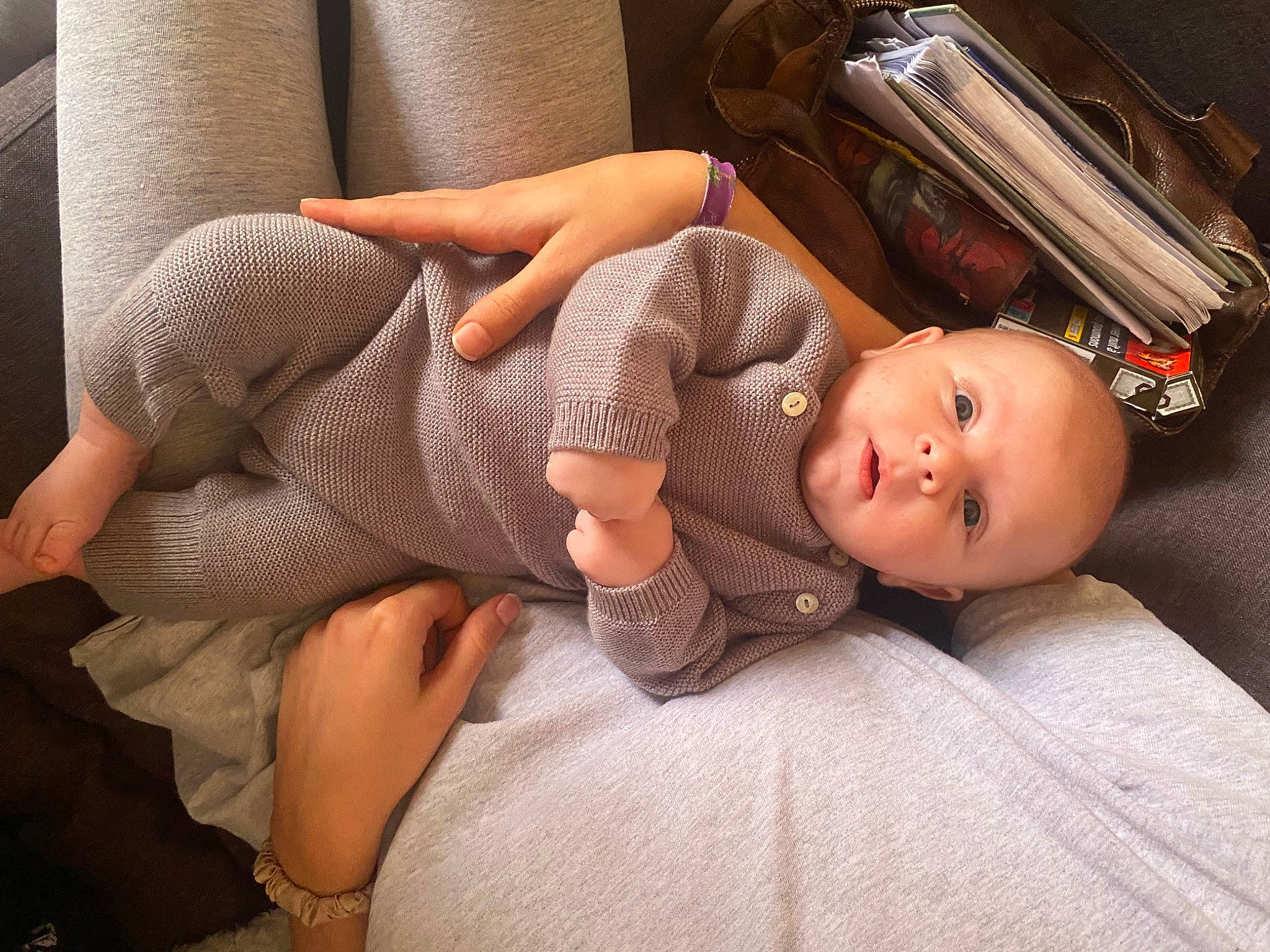 Livaï participe au concours pour gagner de l'argent avec cette photo : abdomen, baby, blond, chest, child, comfort, elbow, finger, flooring, human_body, human_leg, joint, knee, lap, leg, person, sitting, thigh, toddler, trunk