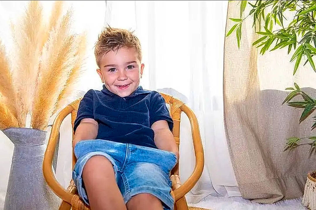 Mattéo a rejoint le concours — aidez-le/la à gagner de superbes lots ! chair, child, comfort, denim, electric_blue, flash_photography, fun, grass, happy, houseplant, joy, leg, leisure, person, plant, sitting, smile, t_shirt, thigh, toddler