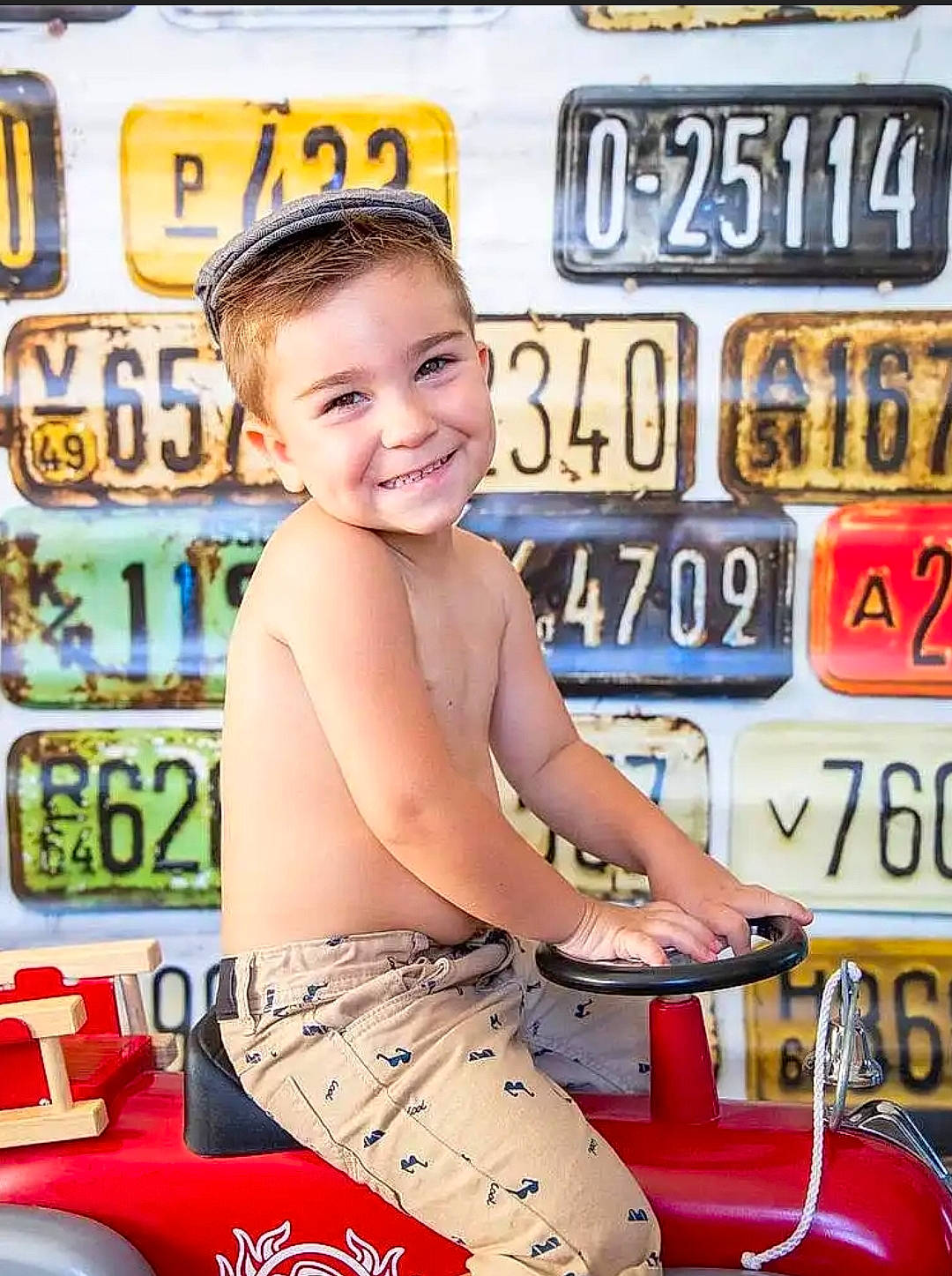 Mattéo participe au concours pour gagner de l'argent avec cette photo : advertising, barechested, bumper, child, font, fun, hairstyle, happy, human_leg, joy, leisure, logo, magazine, muscle, person, photo_caption, recreation, sitting, smile, thigh