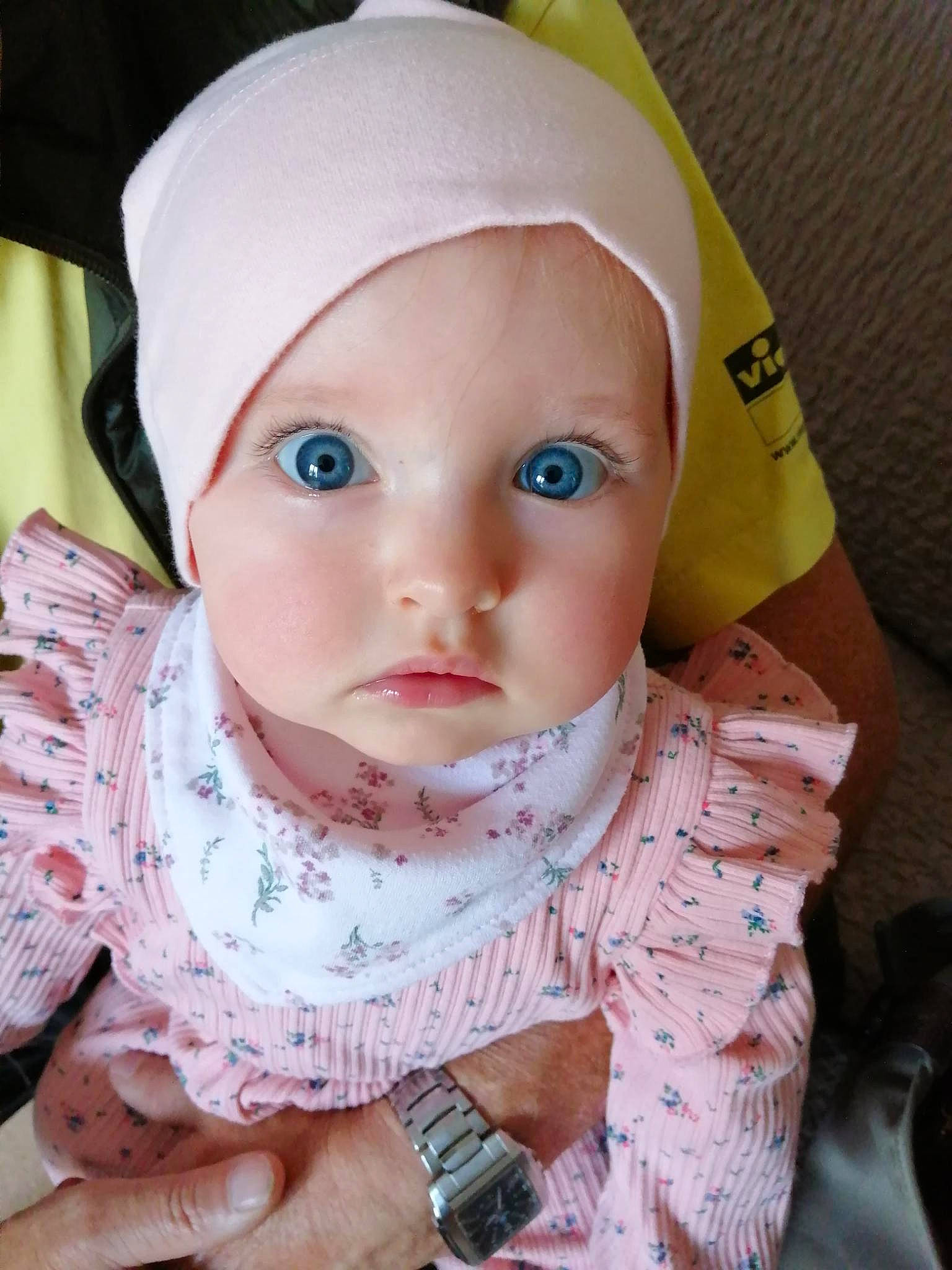 Willow a rejoint le concours — aidez-le/la à gagner de superbes lots ! baby, baby_toddler_clothing, cap, cheek, eye, eyebrow, eyelash, head, headgear, headwear, human_body, iris, lip, mouth, neck, nose, outerwear, person, pink, skin