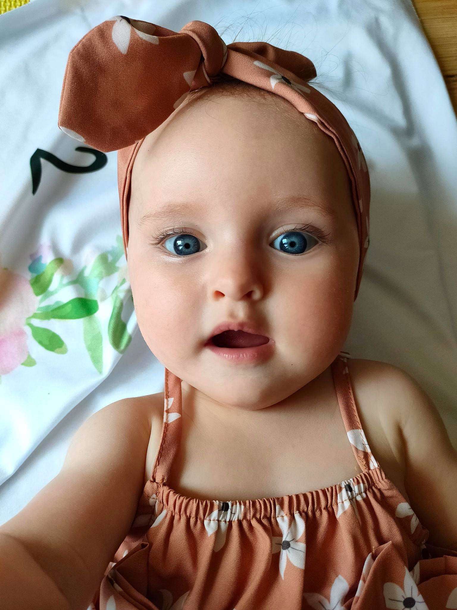 Willow a rejoint le concours — aidez-le/la à gagner de superbes lots ! baby, cheek, chin, dress, ear, eye, eyebrow, eyelash, fawn, forehead, happy, head, headgear, iris, lip, mouth, nose, organ, person, skin