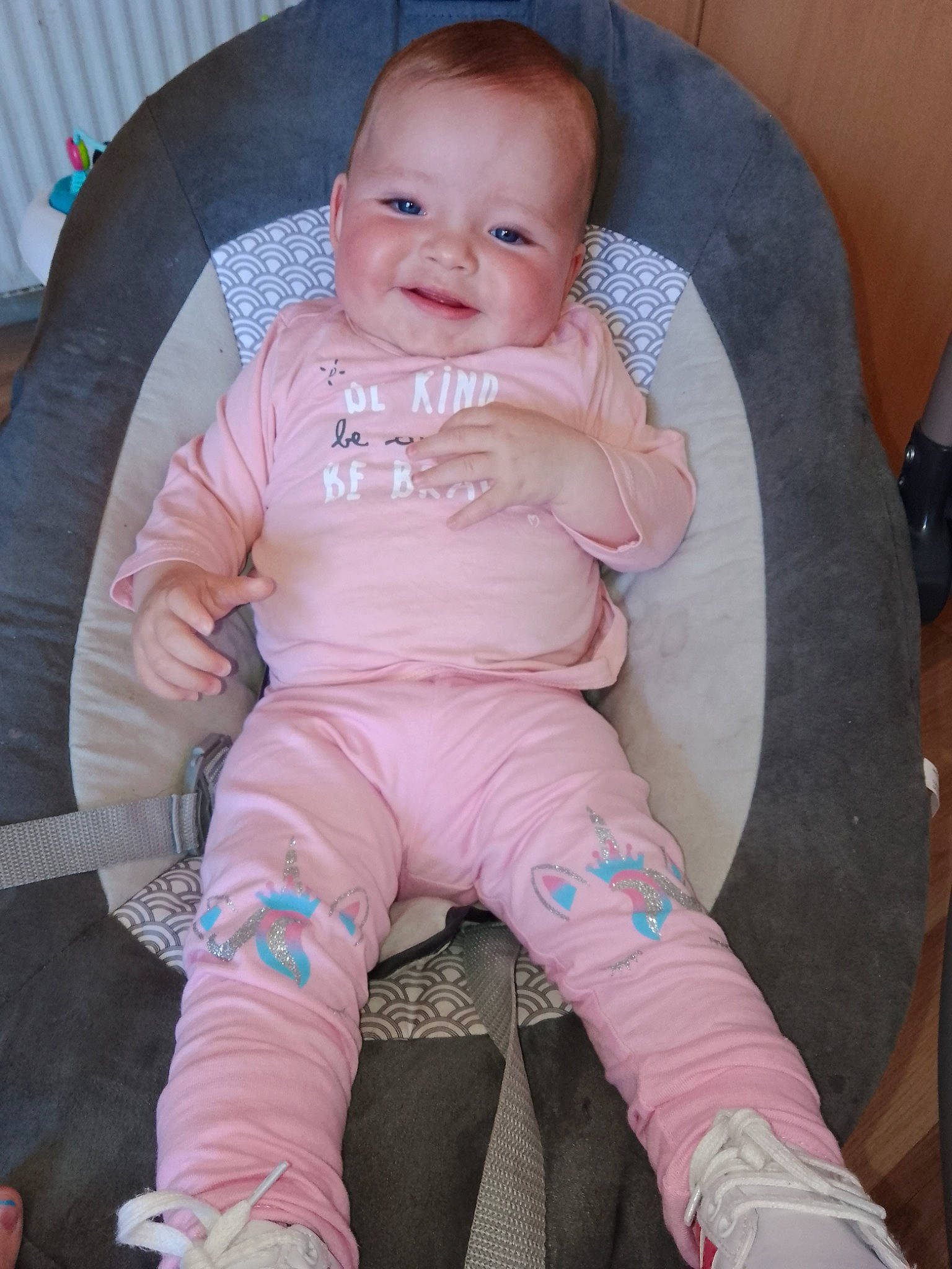 Éléonore participe au concours pour gagner de l'argent avec cette photo : arm, baby, baby_toddler_clothing, chair, cheek, comfort, eye, finger, furniture, hairstyle, happy, joy, knee, lap, mouth, person, pink, skin, sleeve, smile