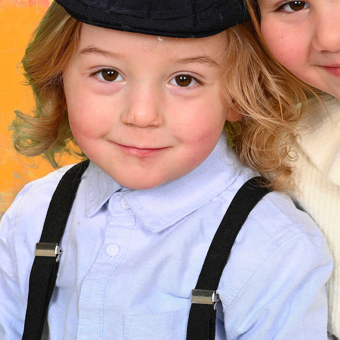 Arthur a rejoint le concours — aidez-le/la à gagner de superbes lots ! accessories, baseballcap, cap, clothing, coat, face, formalwear, hat, head, longsleeve, pants, person, photography, portrait, shirt, sleeve, strap, sunhat, suspenders, tie