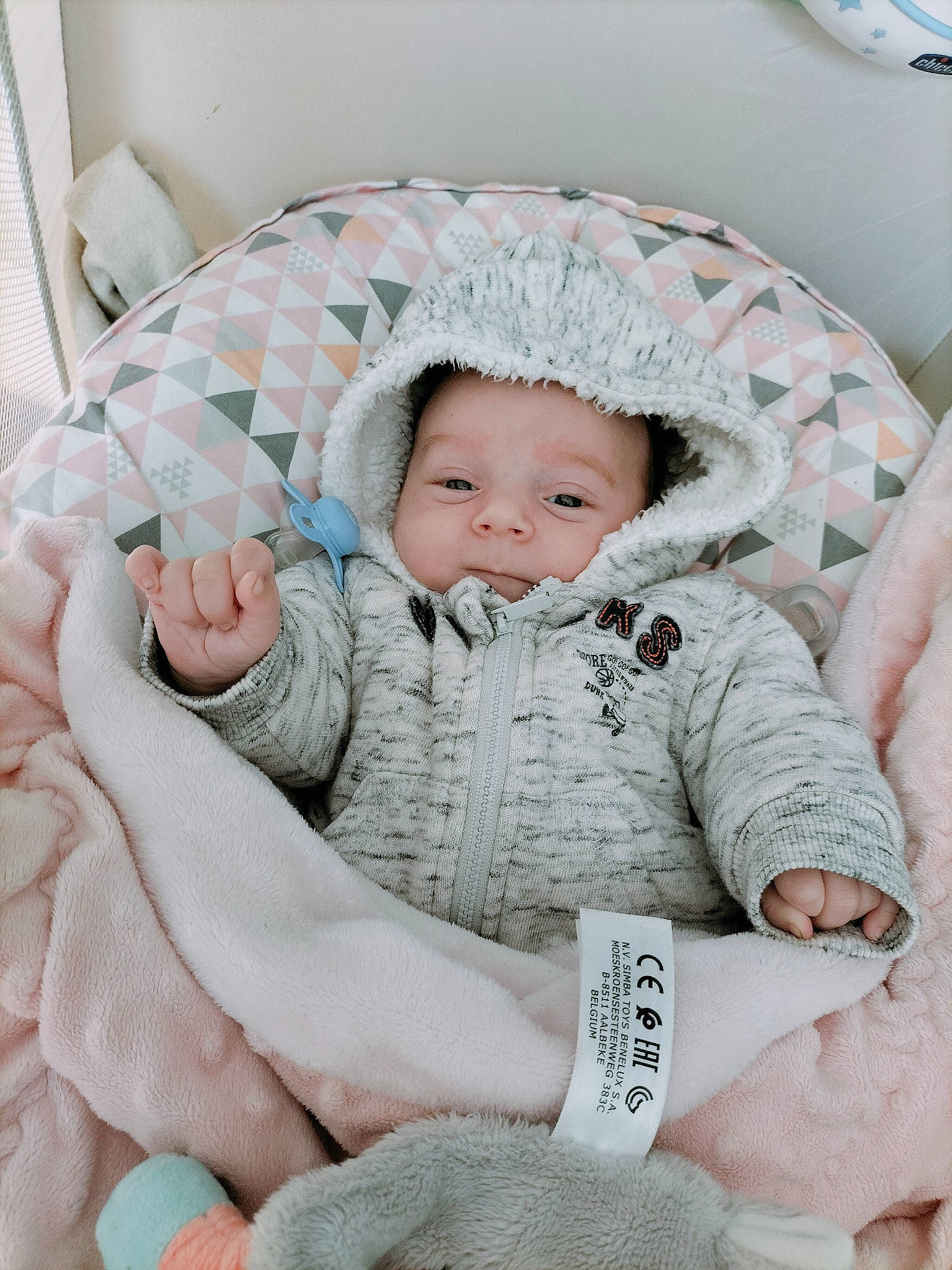 Arthur a rejoint le concours — aidez-le/la à gagner de superbes lots ! baby, baby_products, baby_safety, baby_sleeping, baby_toddler_clothing, bedding, cheek, child, comfort, fur, gesture, linens, pattern, person, product, room, sitting, skin, sleeve, textile