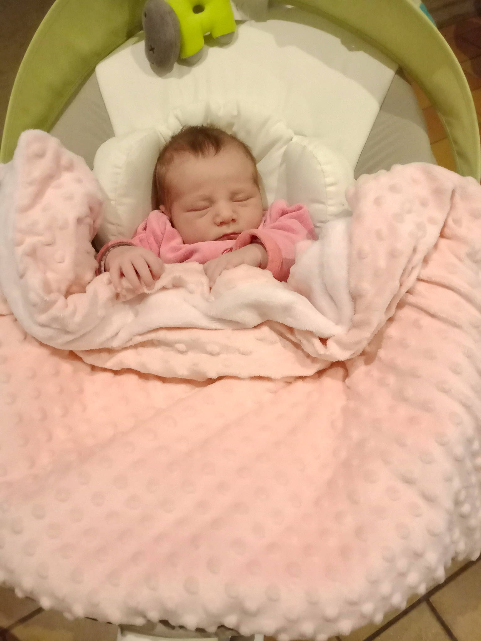 Romane a rejoint le concours — aidez-le/la à gagner de superbes lots ! baby, baby_products, baby_safety, baby_sleeping, baby_toddler_clothing, baby_toys, cheek, child, comfort, home_accessories, infant_bed, linens, nose, peach, person, pink, product, toddler