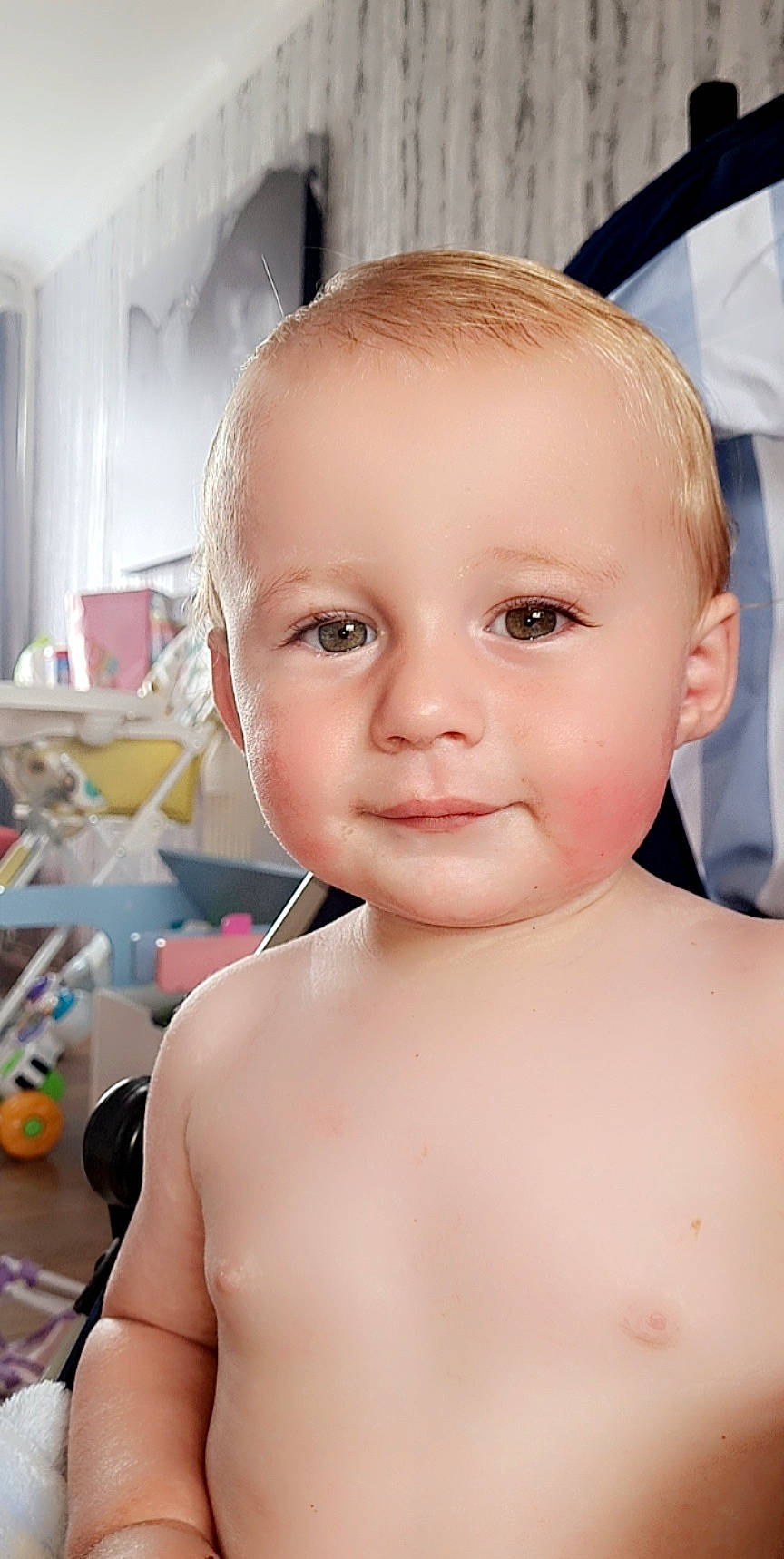 Nico is registered to the contest to win money with this photo: cheek, chin, ear, eye, eyebrow, eyelash, facial_expression, forehead, hairstyle, hand, happy, human_body, iris, jaw, joy, lip, mouth, neck, nose, person