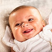 Emma participe au concours pour gagner de l'argent avec cette photo : baby, smile, close_up, white_clothing, infant, cute, face, happy, lying_down, soft_texture, adorable, child, skin, expression, newborn, portrait, eyes, mouth, cheeks, young