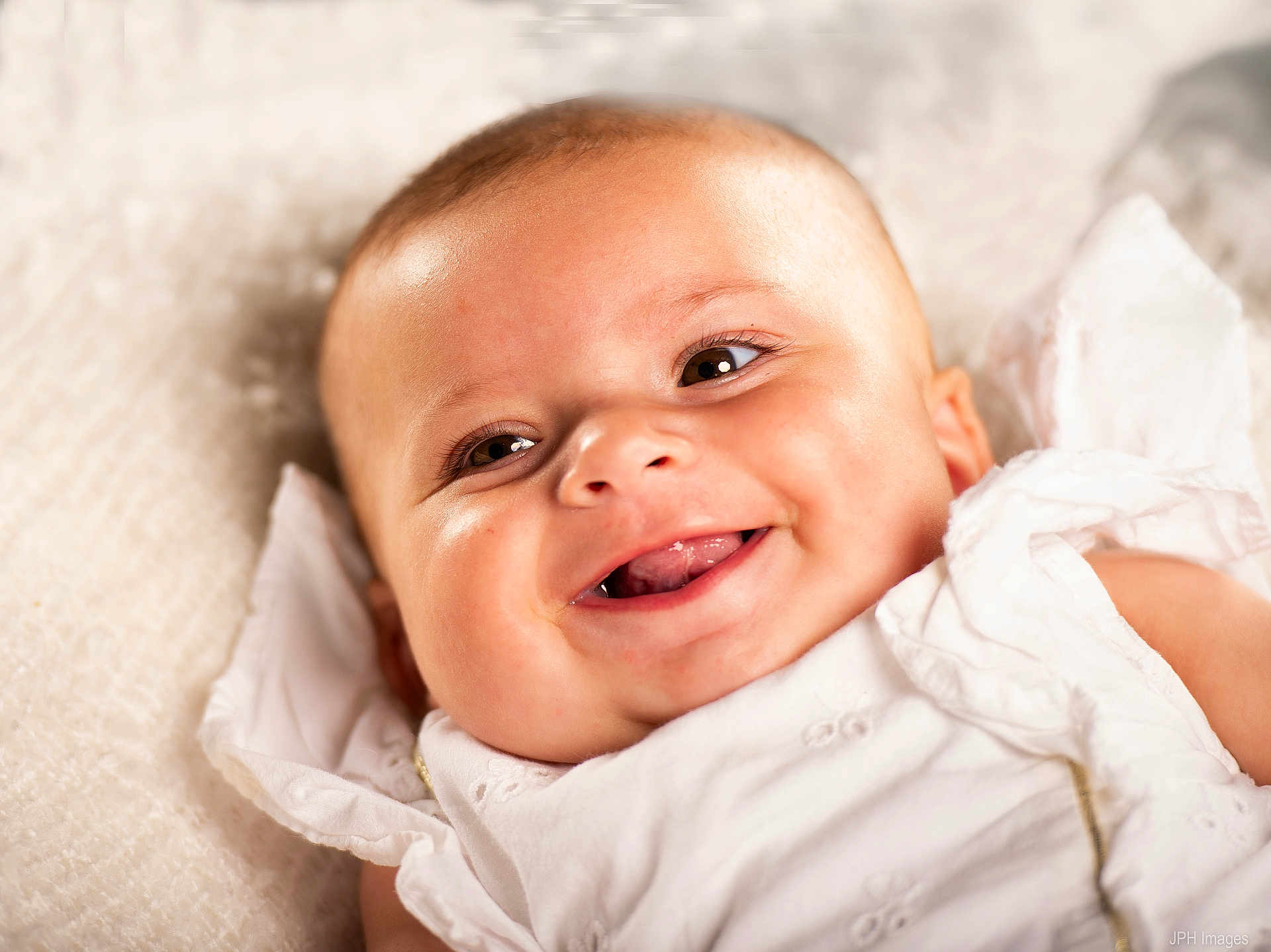 Emma participe au concours pour gagner de l'argent avec cette photo : baby, smile, close_up, white_clothing, infant, cute, face, happy, lying_down, soft_texture, adorable, child, skin, expression, newborn, portrait, eyes, mouth, cheeks, young