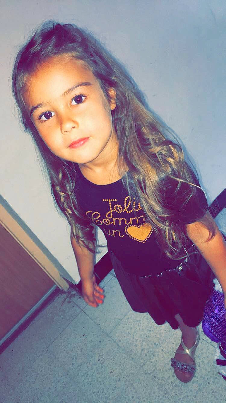 Imene a rejoint le concours — aidez-le/la à gagner de superbes lots ! beauty, black_hair, brown_hair, child, child_model, cool, eye, face, hair, hairstyle, lip, long_hair, nose, person, photography, pink, purple, skin, smile, t_shirt