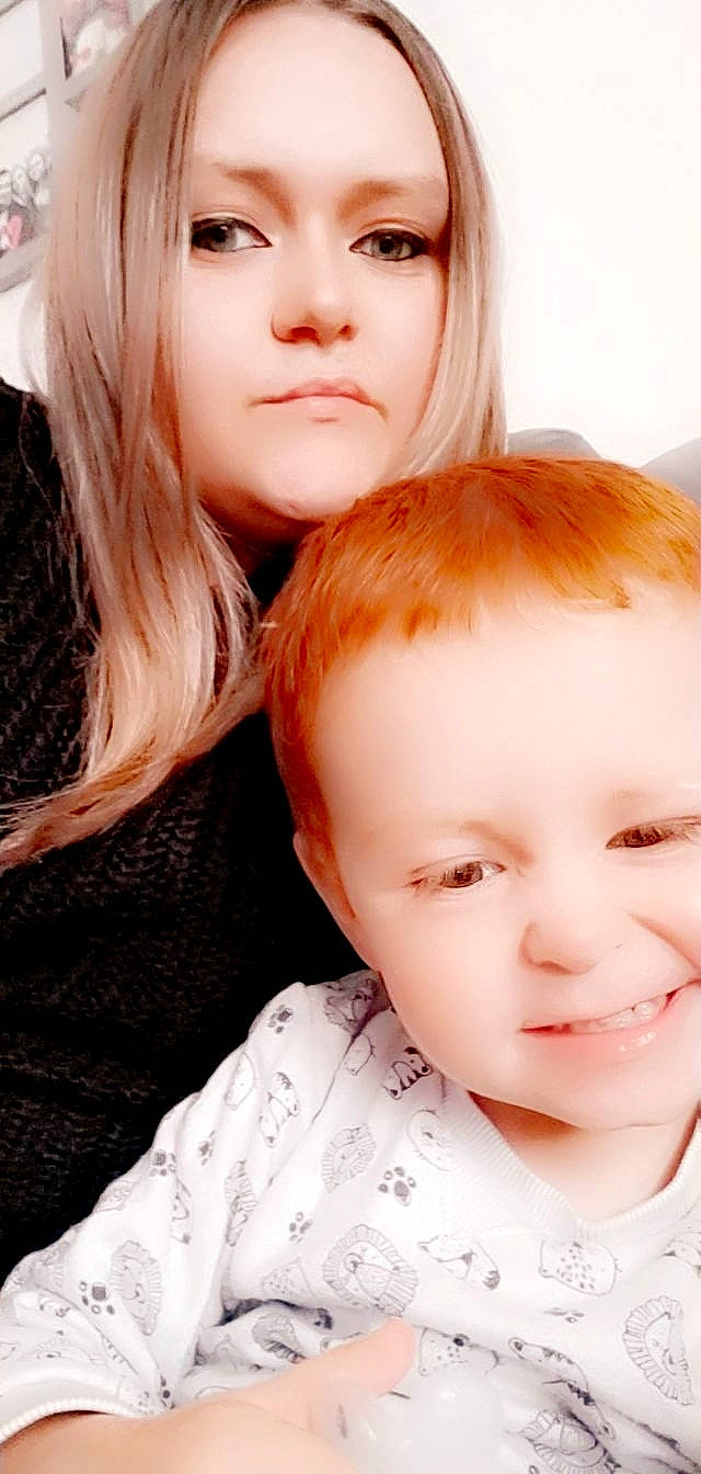 Noé participe au concours pour gagner de l'argent avec cette photo : bangs, beauty, blond, brown_hair, cheek, chin, collar, eye, eyebrow, eyelash, gesture, happy, jaw, lip, nose, person, red, skin, step_cutting, white