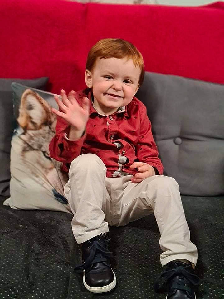 Noé a rejoint le concours — aidez-le/la à gagner de superbes lots ! baby, baby_toddler_clothing, boot, child, comfort, couch, event, fun, happy, joy, knee, lap, laugh, leg, mammal, person, shoe, sitting, smile, sneakers