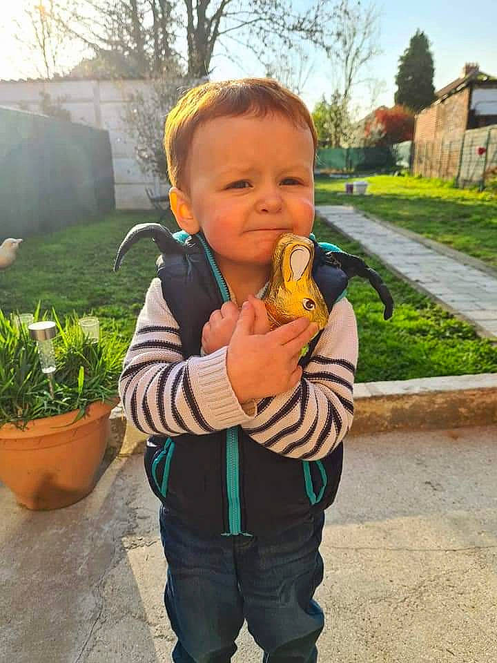 Noé participe au concours pour gagner de l'argent avec cette photo : baby, baby_toddler_clothing, child, flowerpot, fun, grass, hair, happy, head, houseplant, leaf, leisure, nose, person, plant, sky, sleeve, standing, thumb, toddler