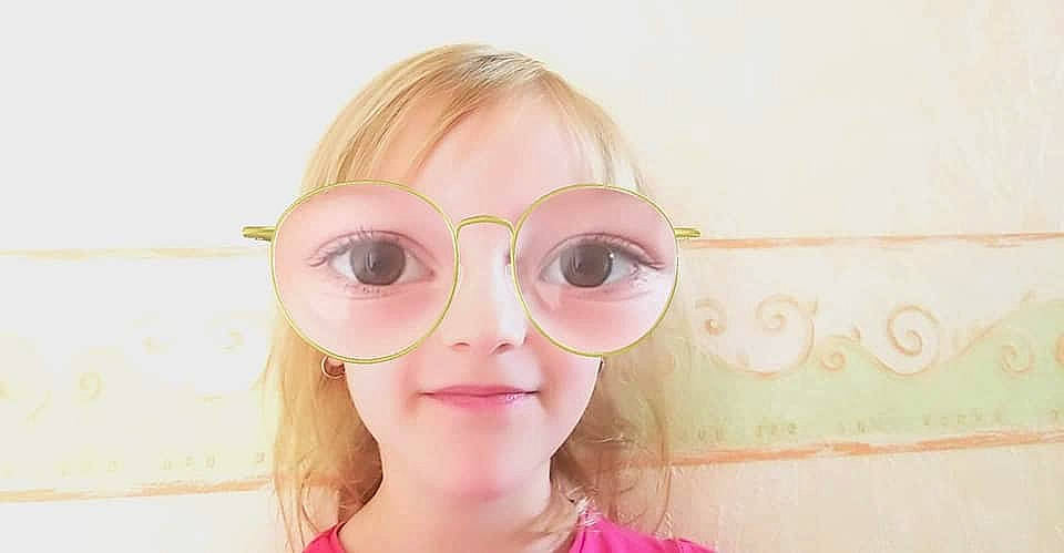 Naomie a rejoint le concours — aidez-le/la à gagner de superbes lots ! beauty, blond, cheek, child, cool, ear, eye, eyebrow, eyewear, face, forehead, glasses, hair, head, lip, nose, person, pink, skin, sunglasses