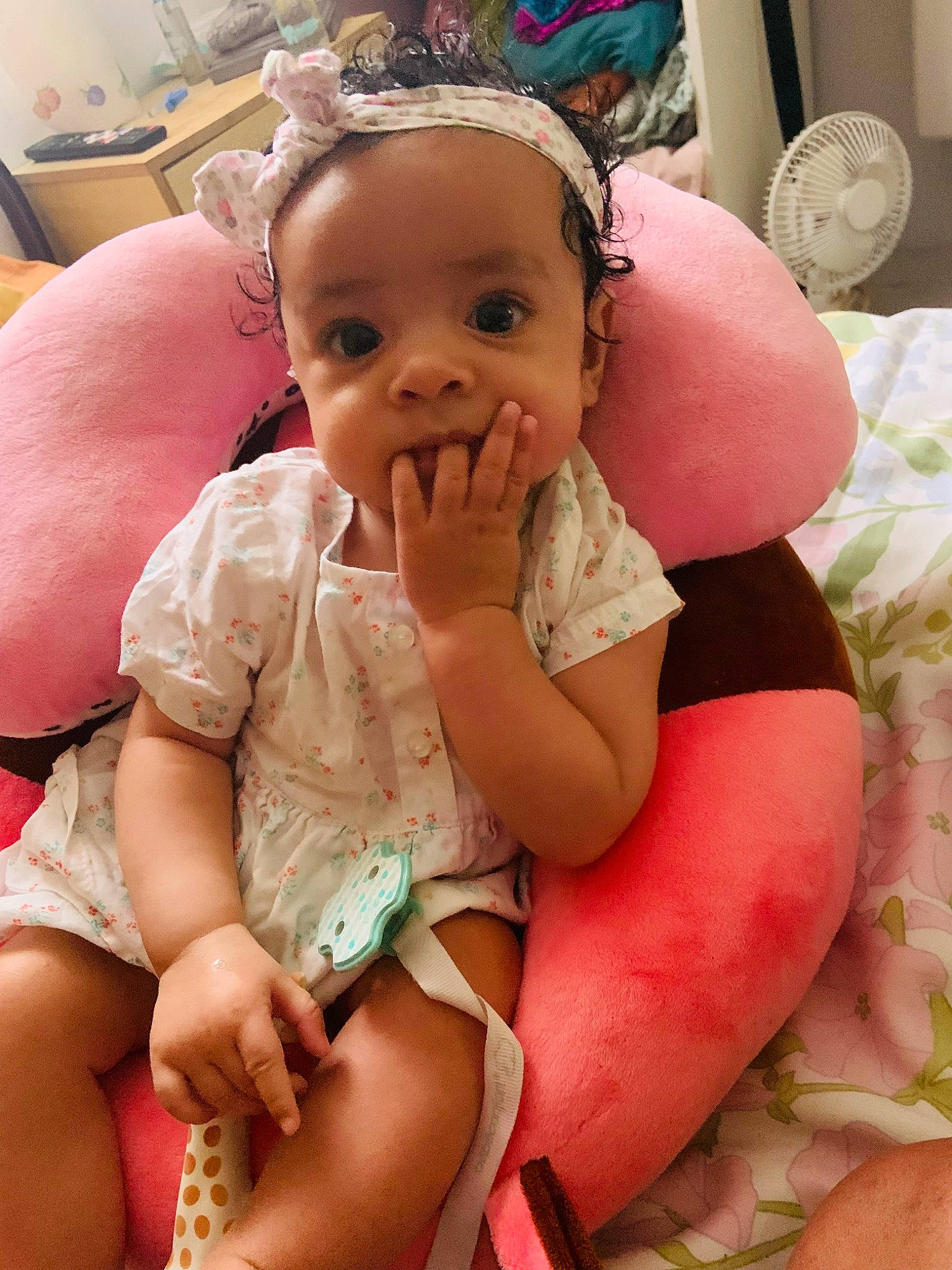 Aina participe au concours pour gagner de l'argent avec cette photo : baby, baby_toddler_clothing, cheek, child, chin, comfort, eye, finger, hairstyle, happy, head, human_body, mouth, organ, person, pink, skin, thigh, thumb, toddler