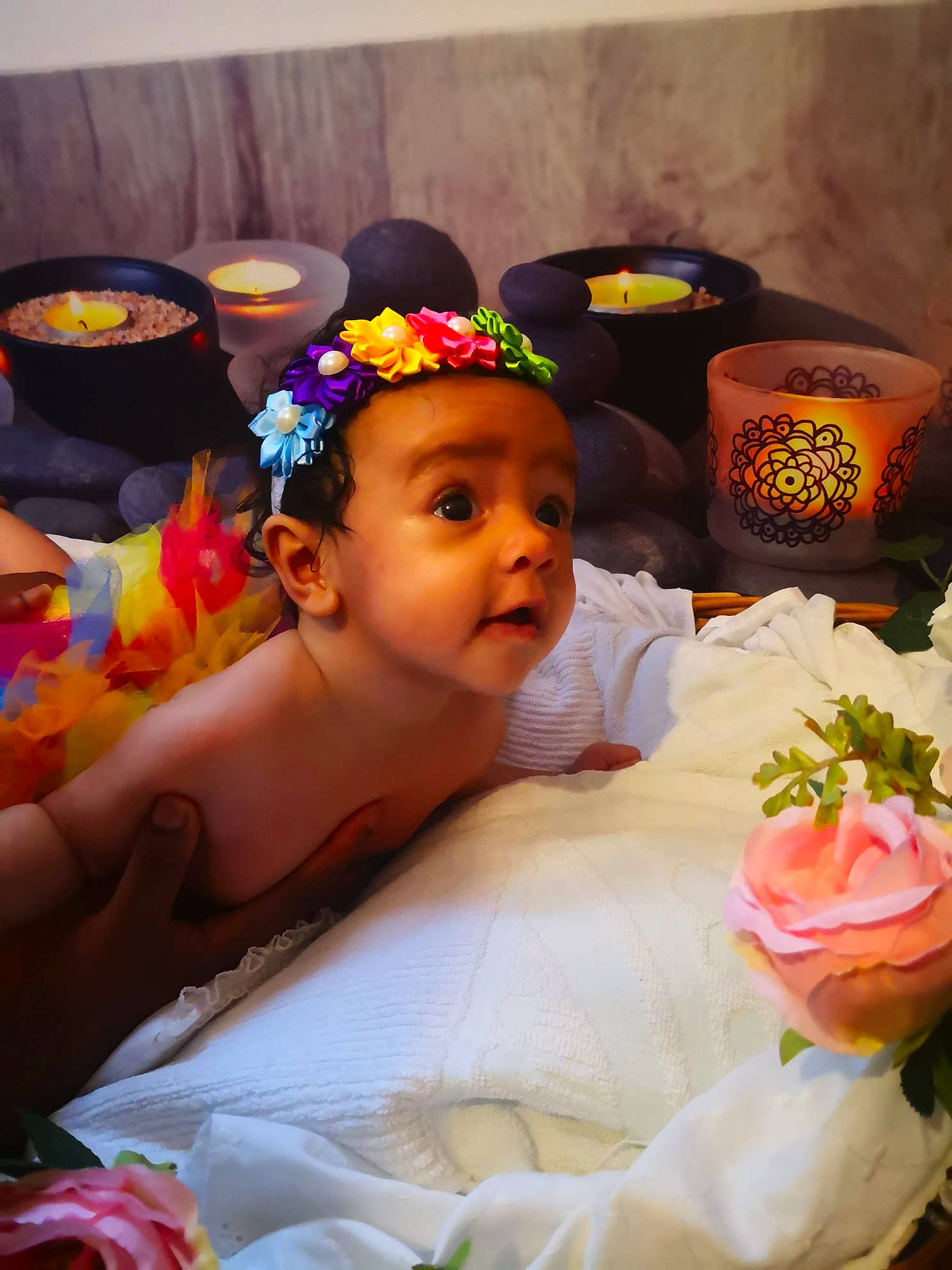 Aina participe au concours pour gagner de l'argent avec cette photo : baby, bouquet, child, cut_flowers, event, floral_design, flower, flower_arranging, fun, happy, headpiece, headwear, lei, orange, person, petal, plant, rose, surprise, tableware